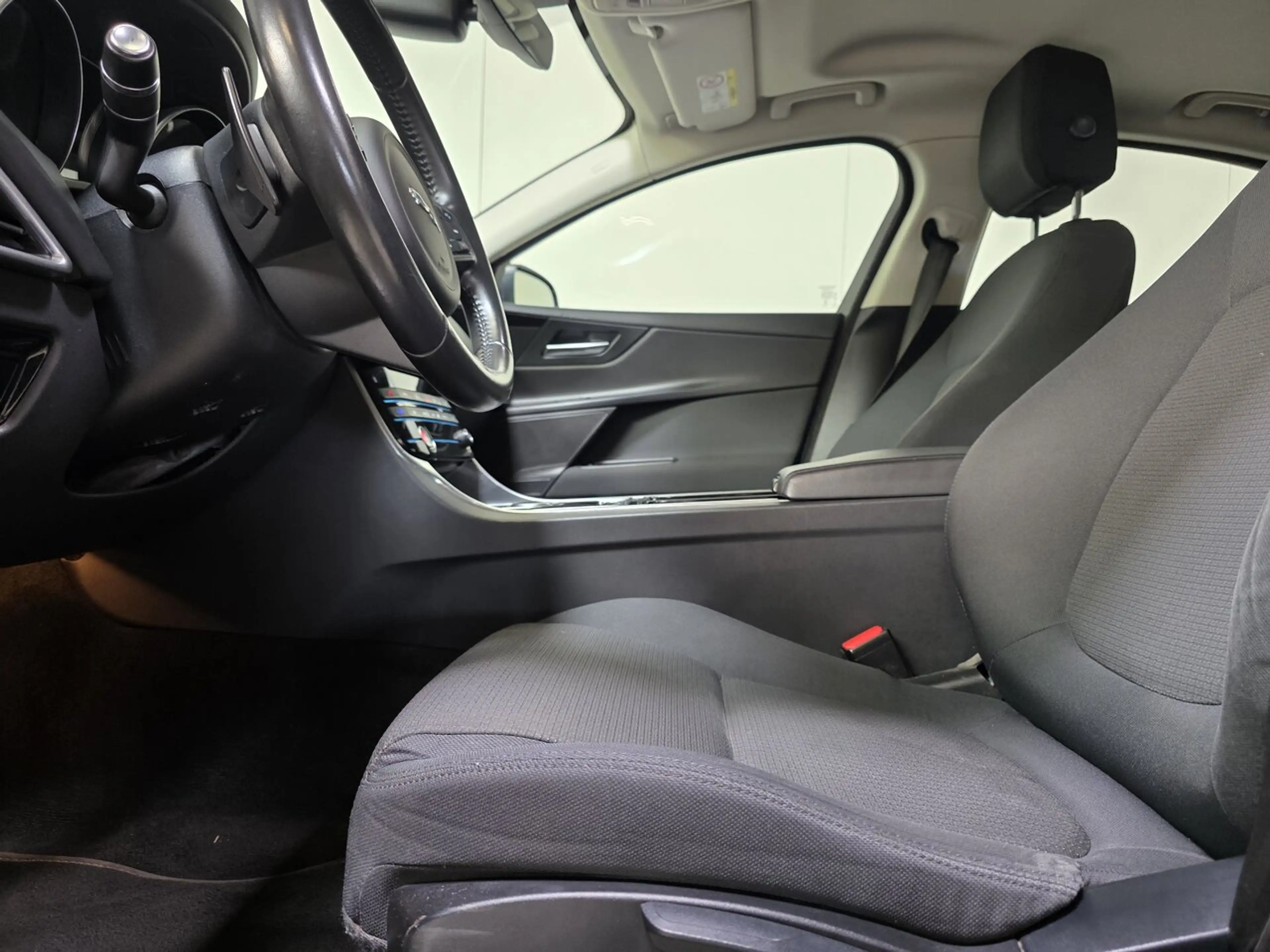 Jaguar XE 2.0t Benzine Autom. - GPS - Topstaat! — photo 8