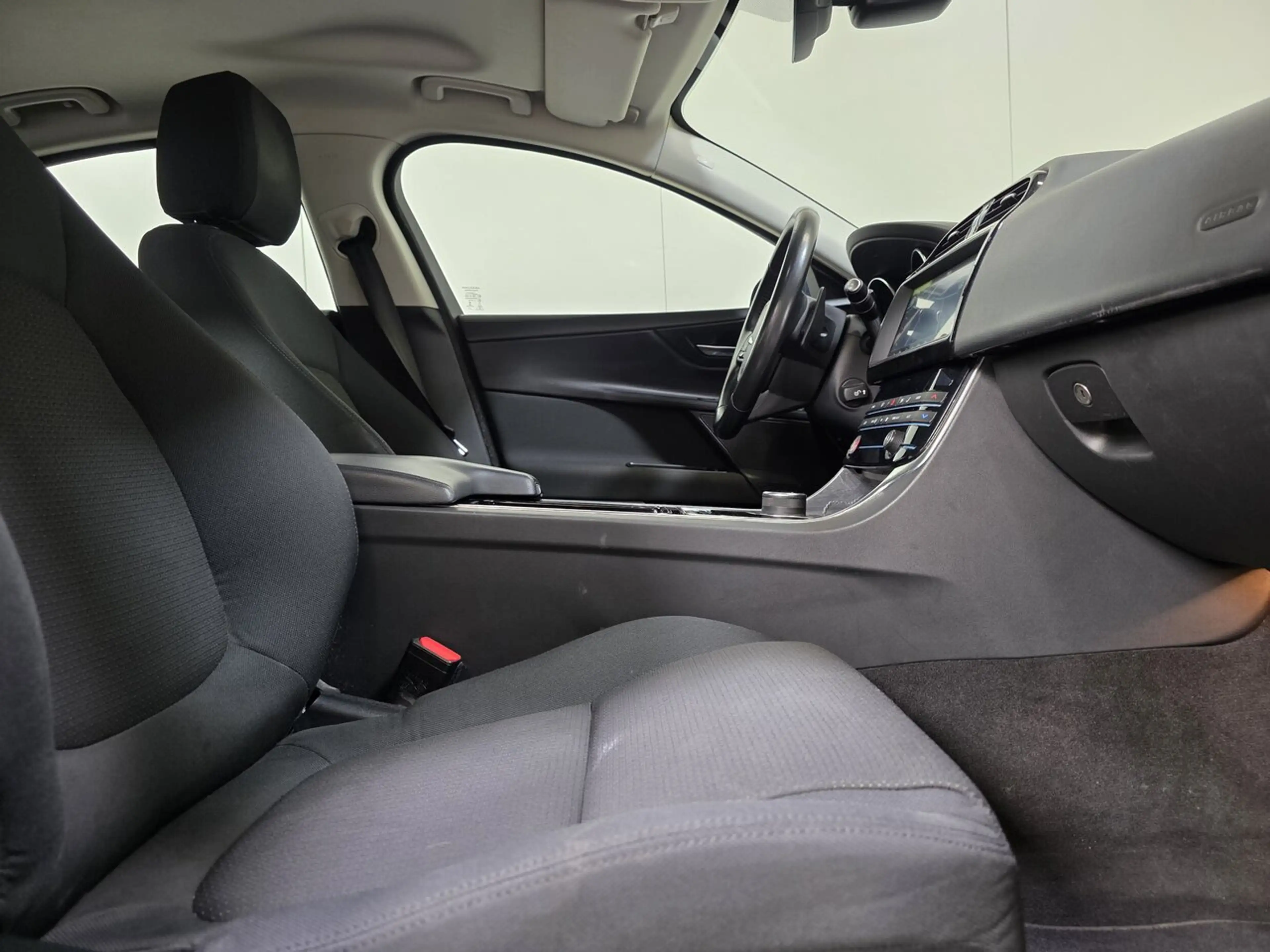 Jaguar XE 2.0t Benzine Autom. - GPS - Topstaat! — photo 2