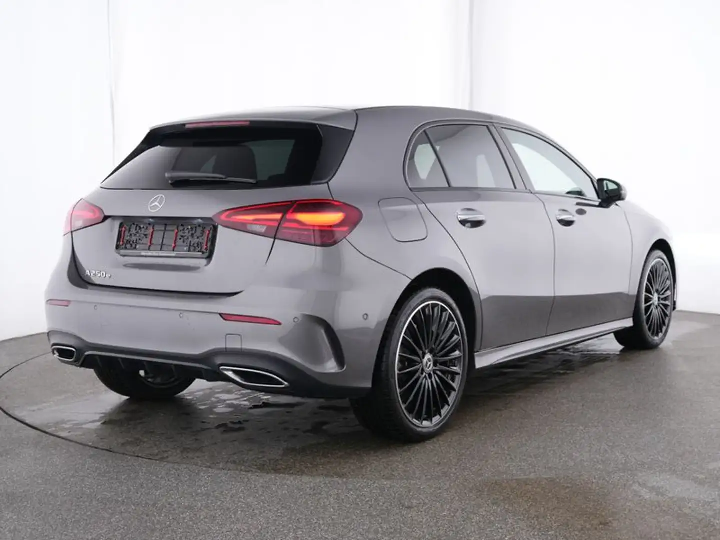 Mercedes-Benz A 250 e AMG Face Lift Plug-In Hybride AMG Line Advanced Grijs - 2
