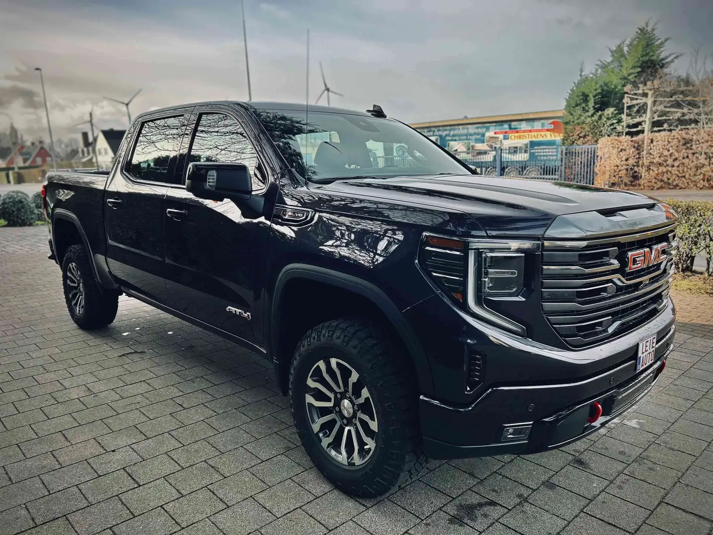 GMC Sierra AT4 Crew Cab 6.2 L - V8 € 69.900 ,- excl btw Noir - 2
