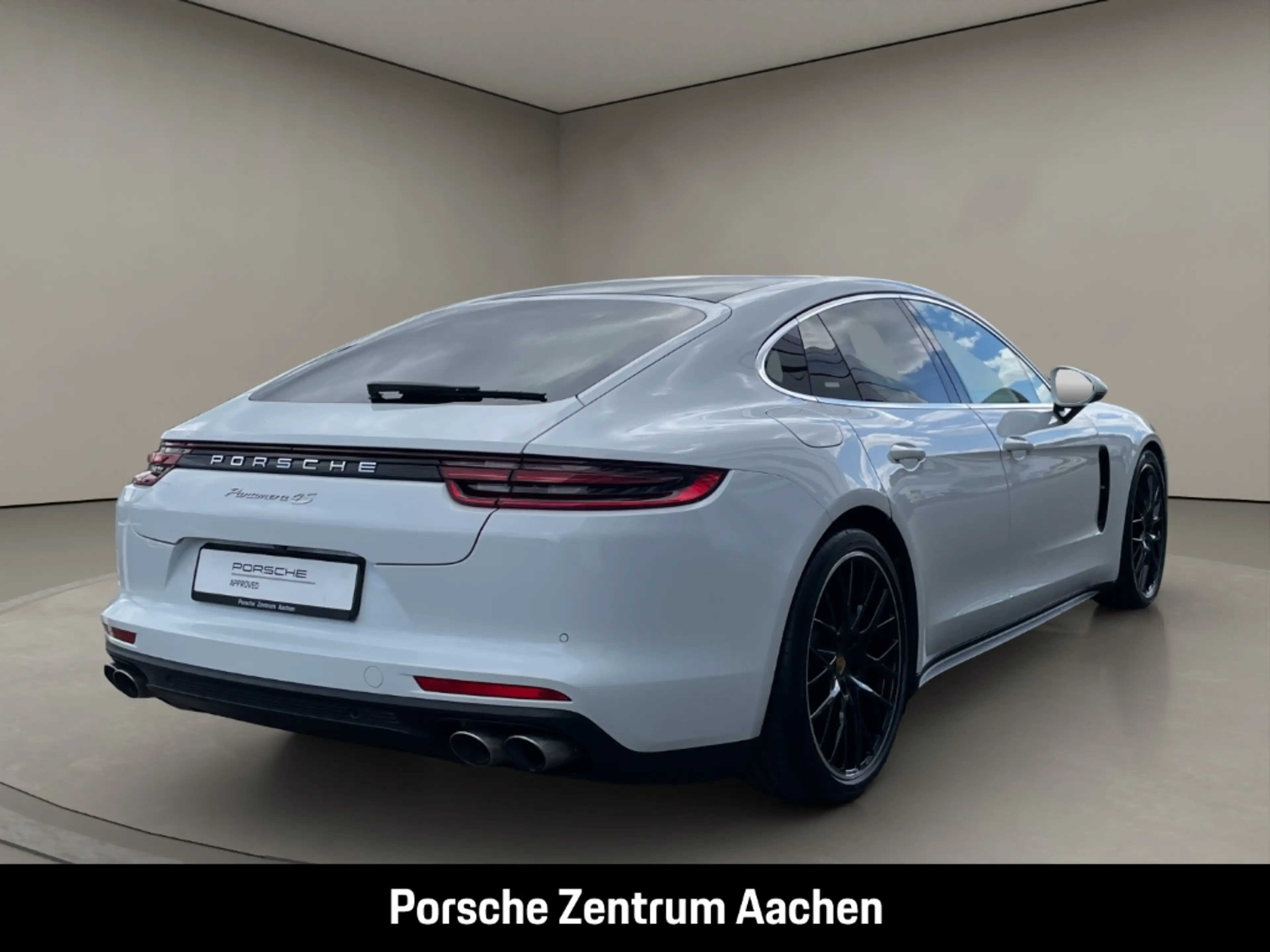 Porsche Panamera 4S — photo 6