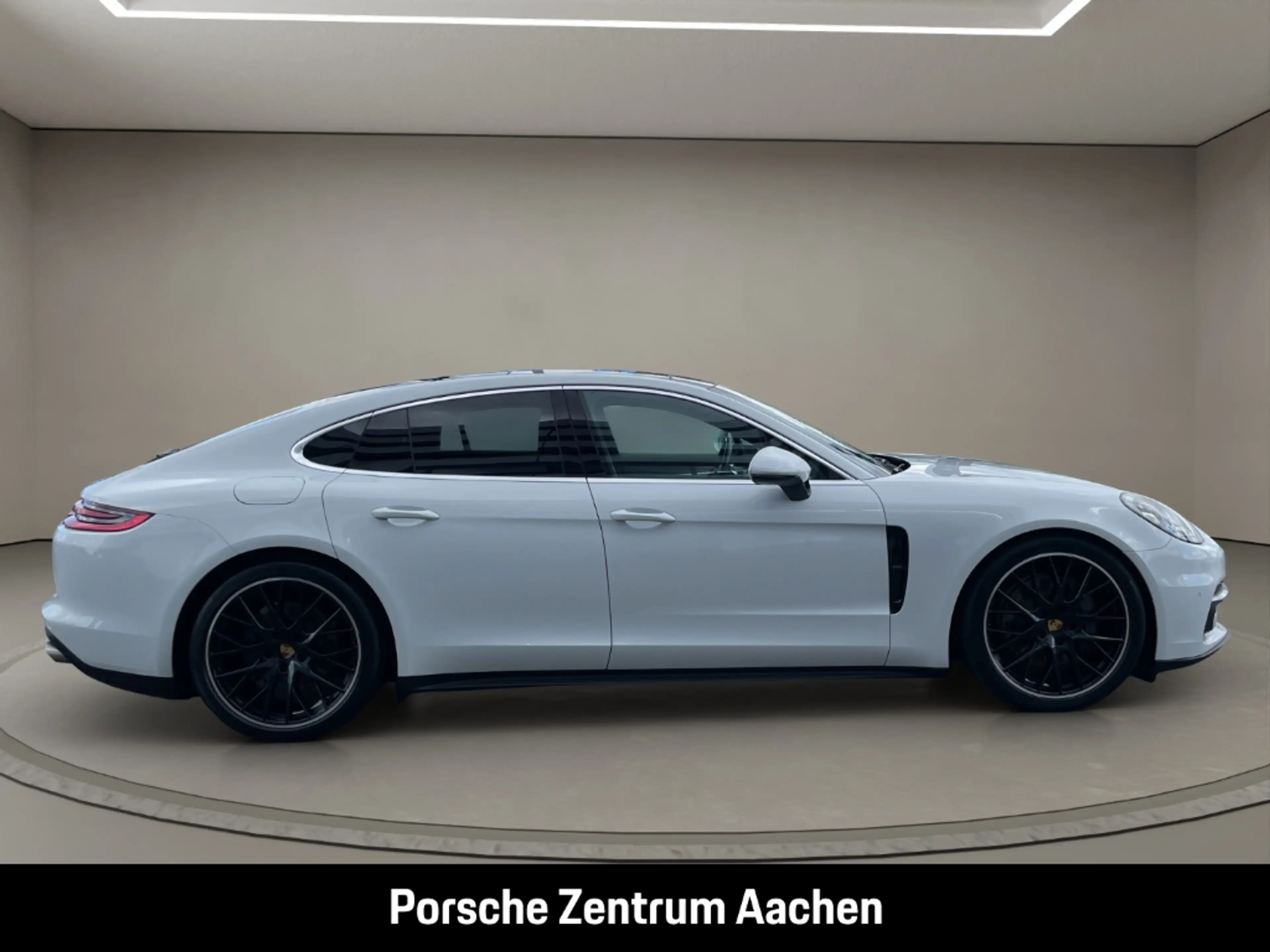 Porsche Panamera 4S — photo 7