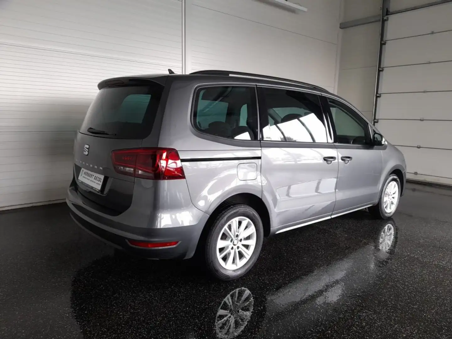 SEAT Alhambra EXECUTIVE 2,0 TDI DSG *7 SITZE / SKY / AHV + KAMERA / NAVI / TEMPOMAT / SHZG / KEYLESS* Grau - 2