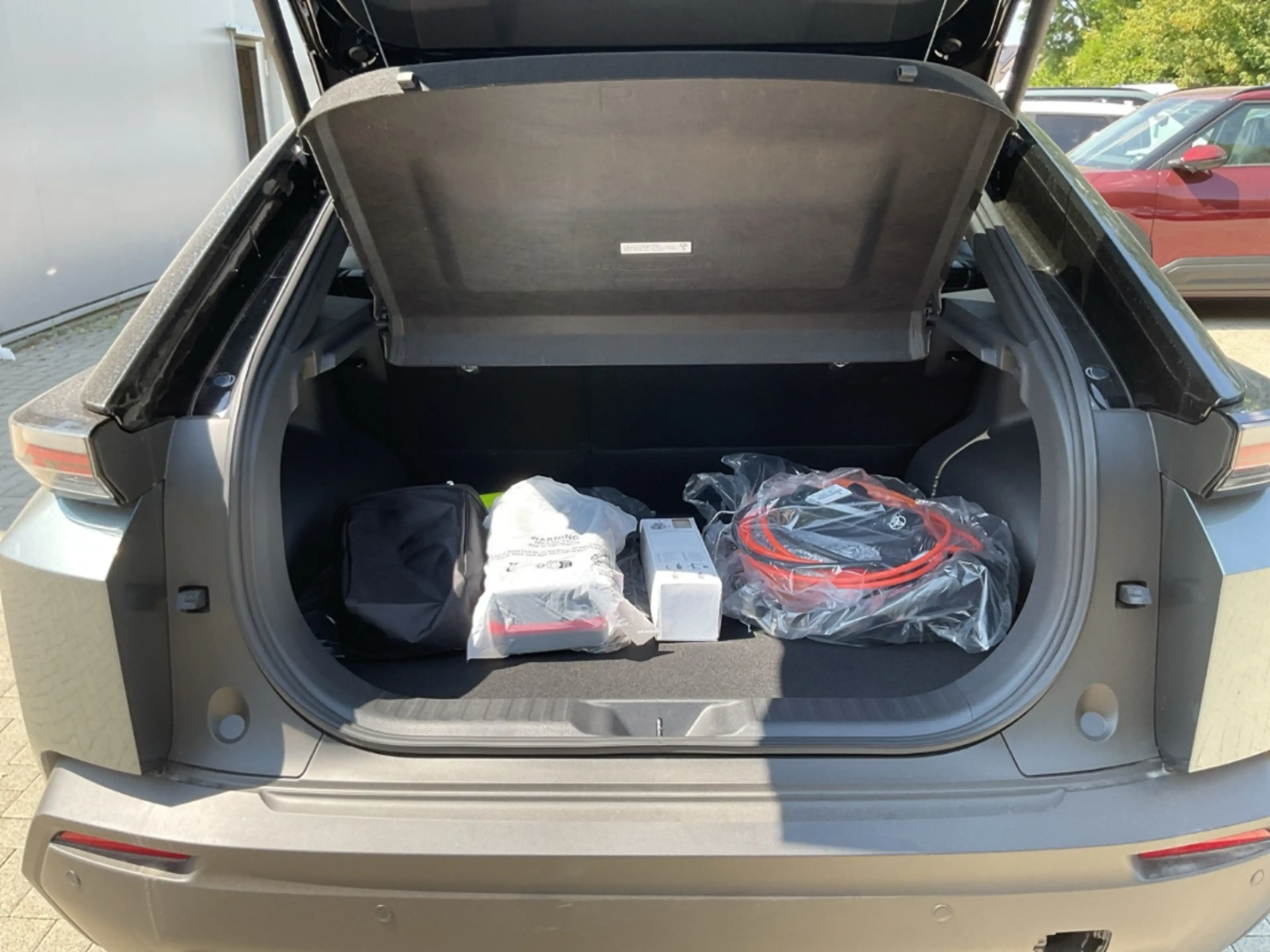 Toyota C-HR+ 252 kW AWD Lounge Navi 360 Kamera LED ACC El. Heck — photo 7