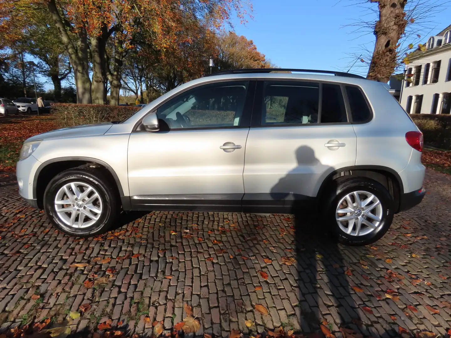 Volkswagen Tiguan 1.4 TSI Comfort&Design Elektrisch Glazen Panoramad Grijs - 2