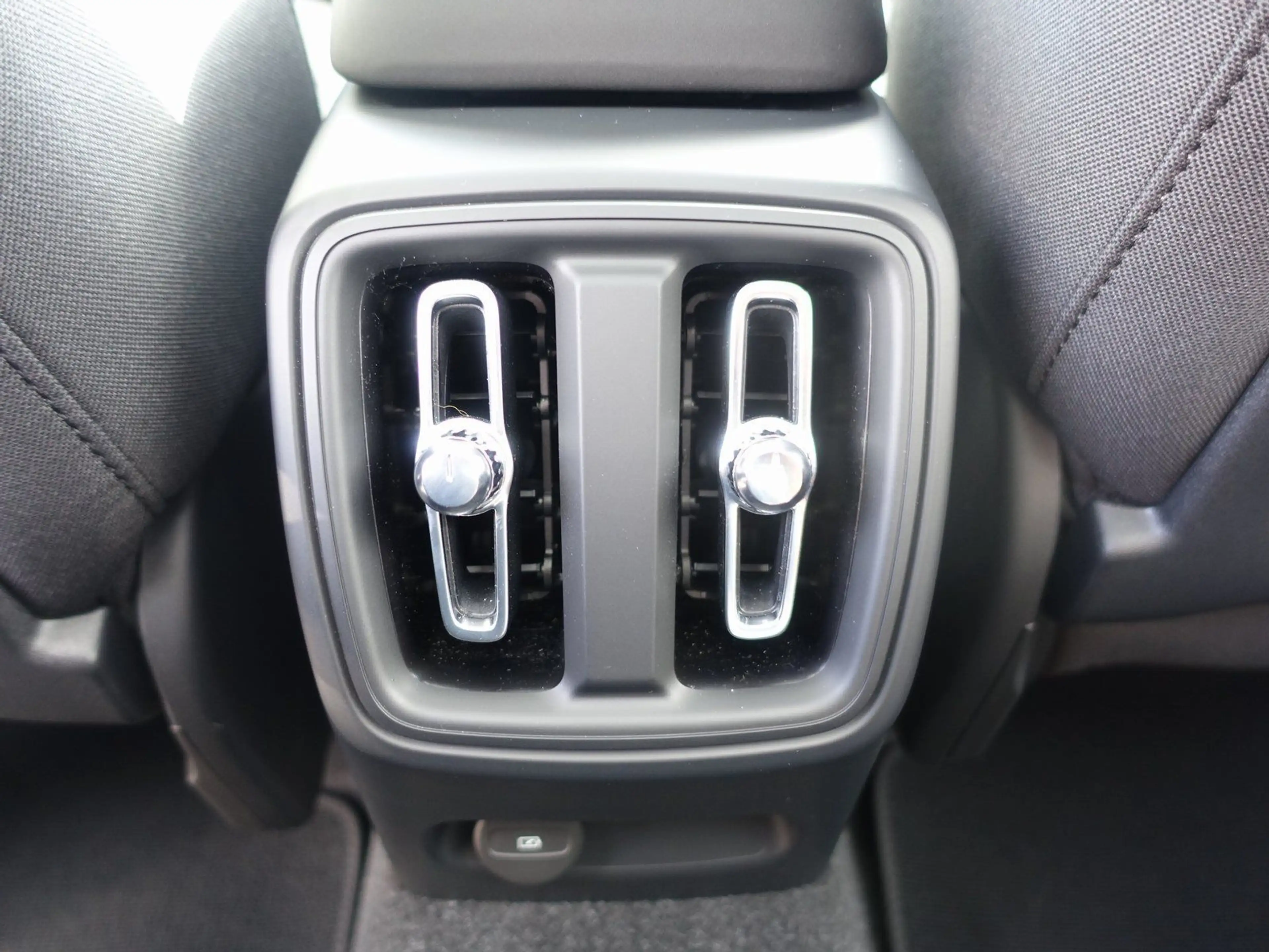 Volvo EX40 Black Edition Plus Single Motor Extended — photo 13