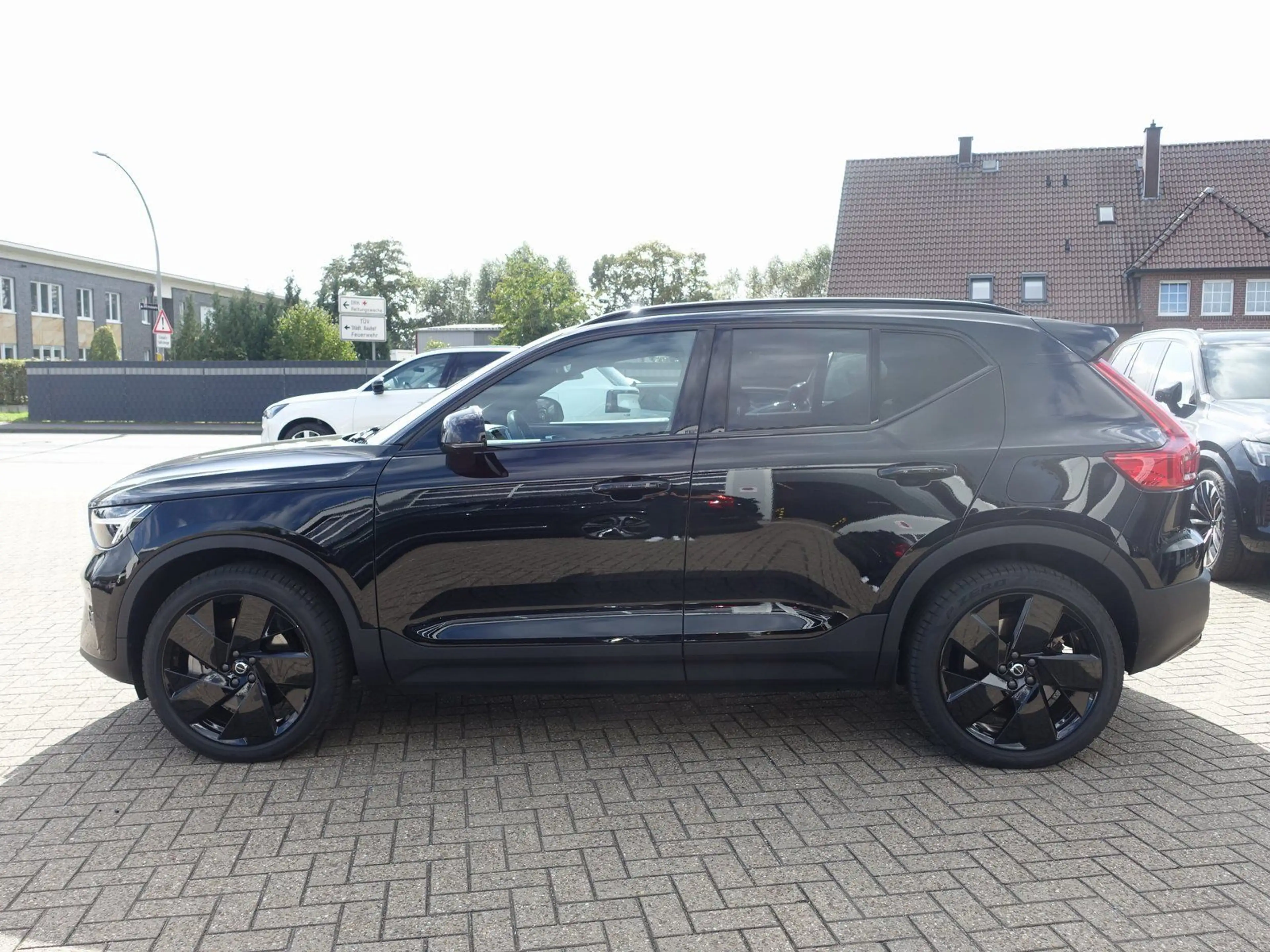 Volvo EX40 Black Edition Plus Single Motor Extended — photo 6