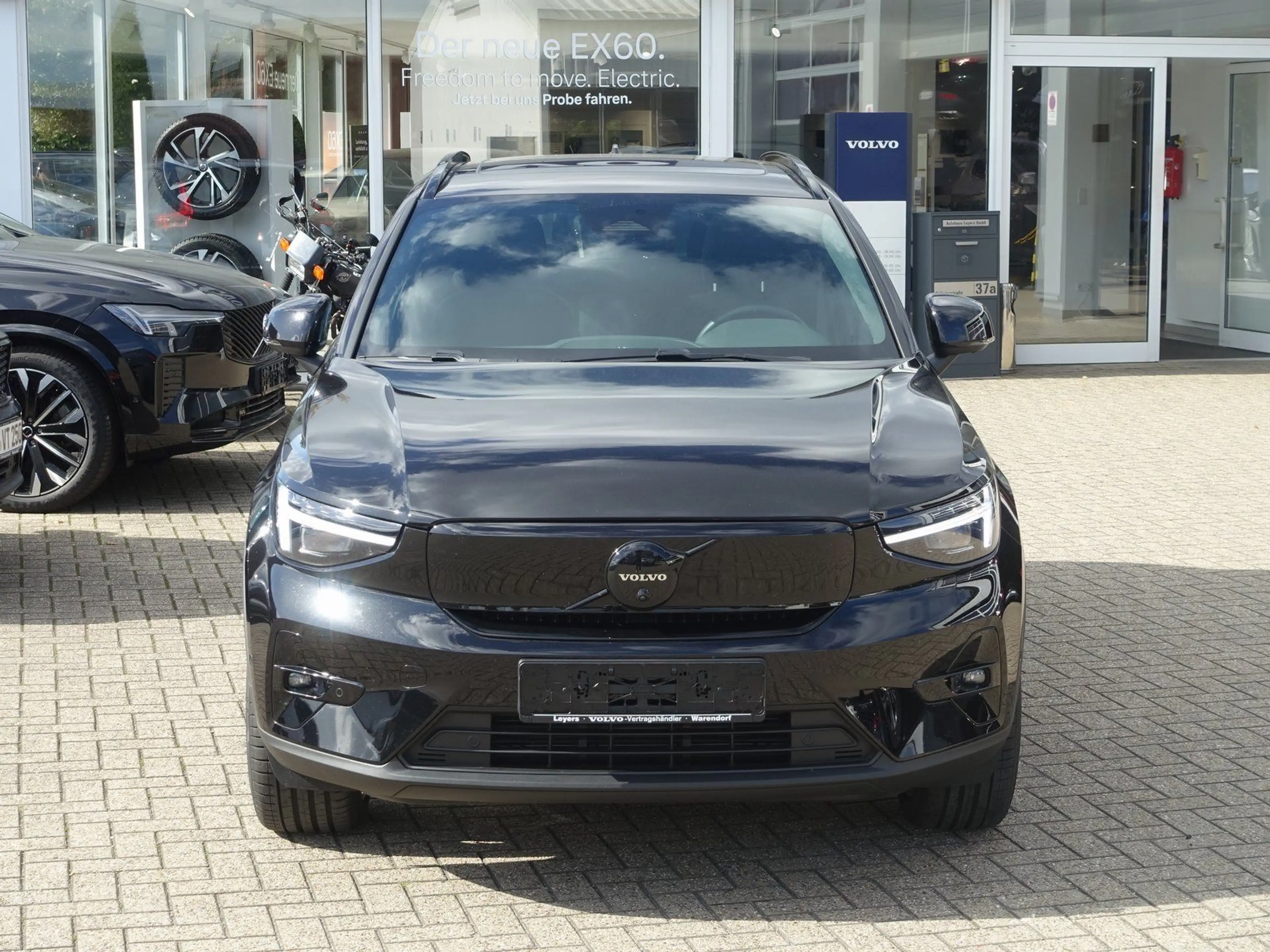 Volvo EX40 Black Edition Plus Single Motor Extended — photo 7