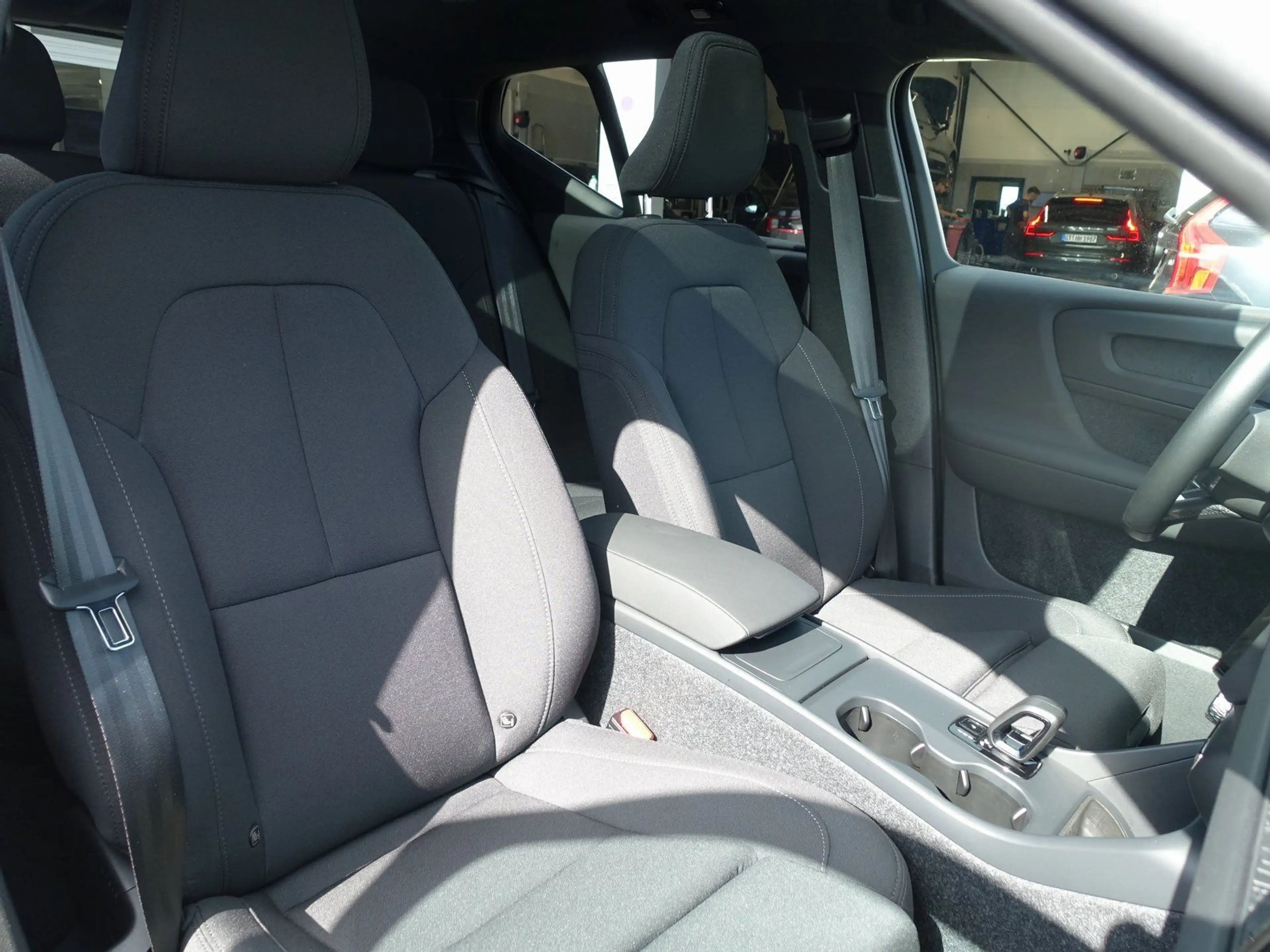 Volvo EX40 Black Edition Plus Single Motor Extended — photo 8
