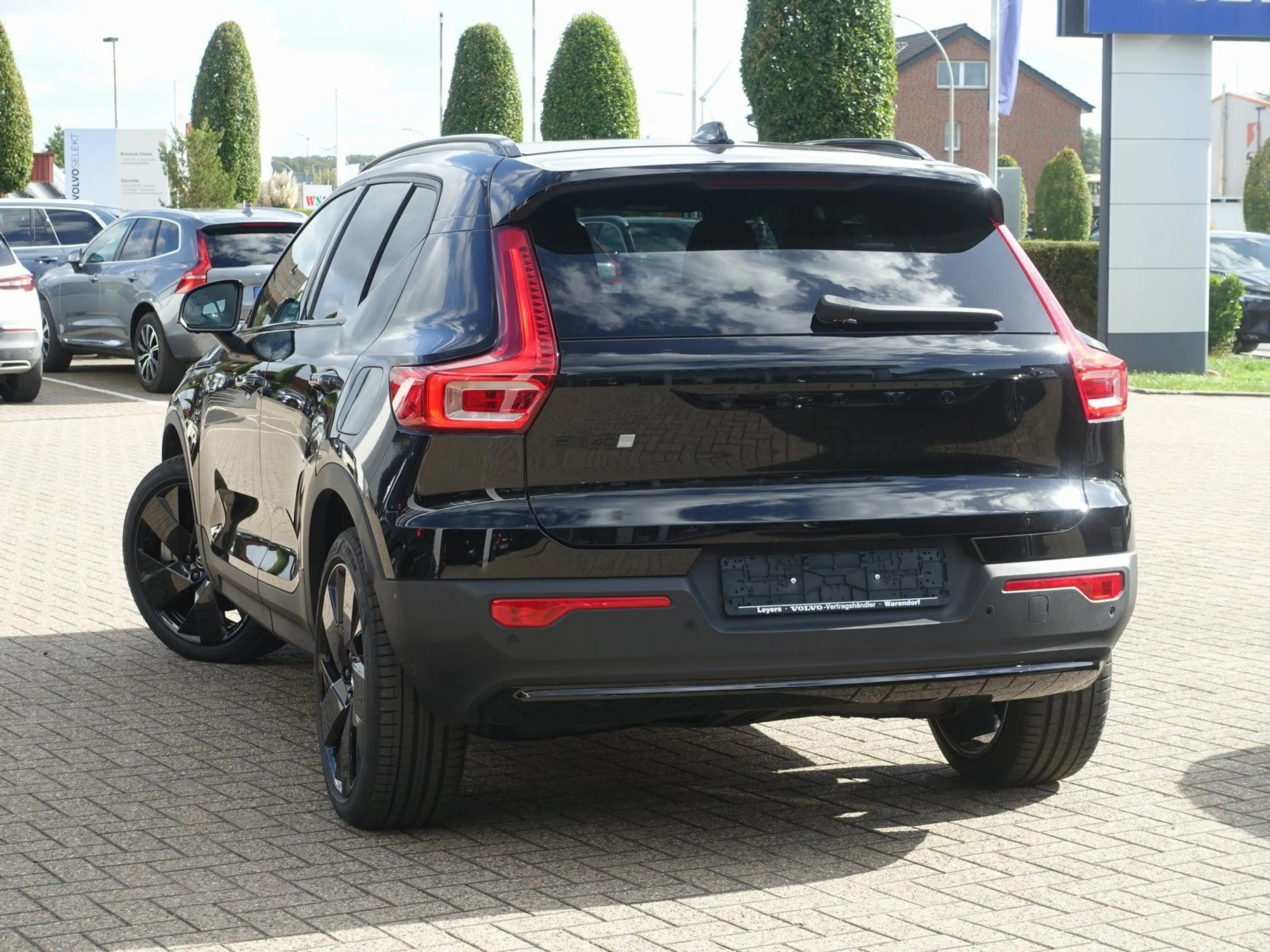 Volvo EX40 Black Edition Plus Single Motor Extended — photo 4