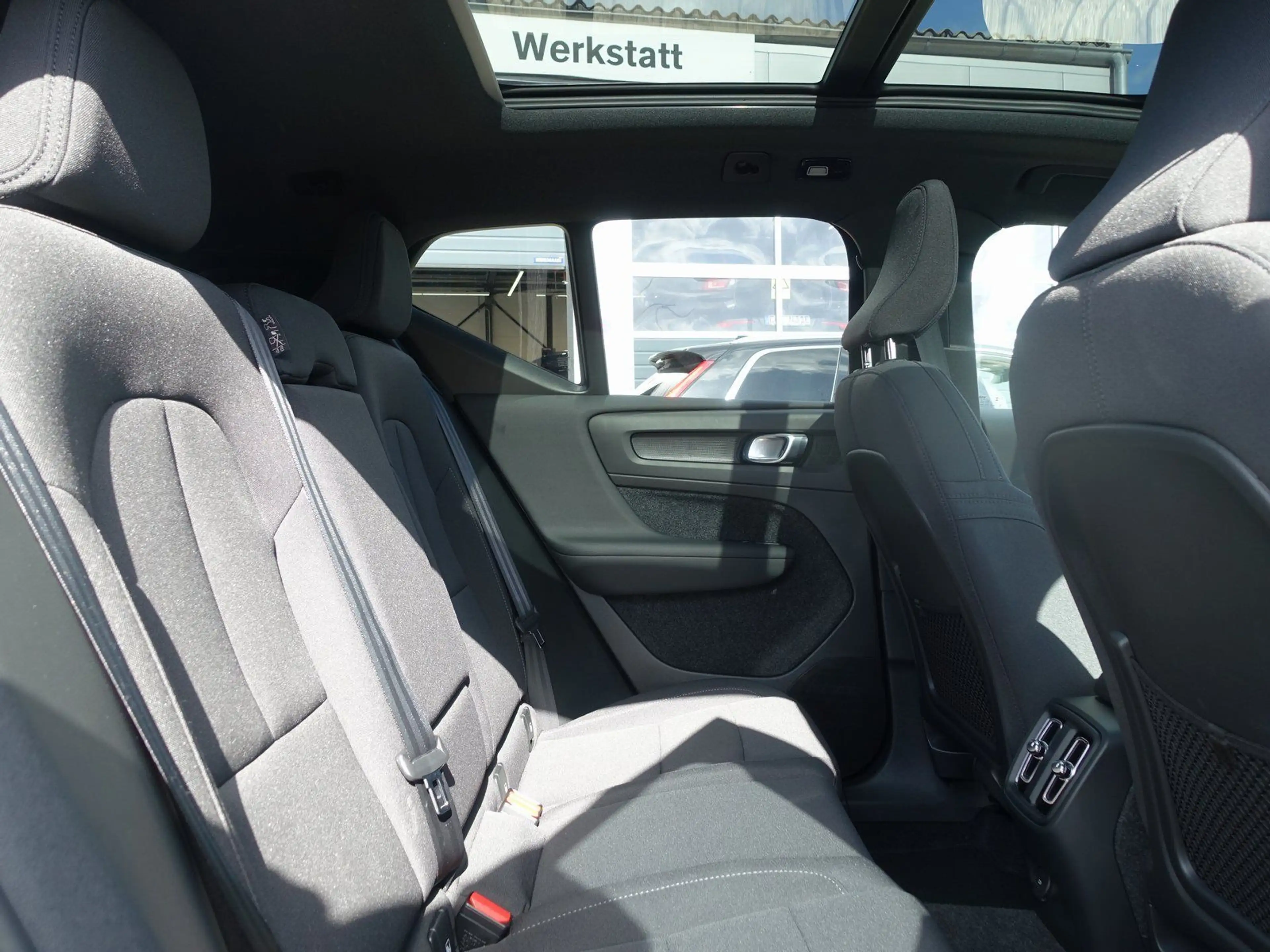 Volvo EX40 Black Edition Plus Single Motor Extended — photo 9