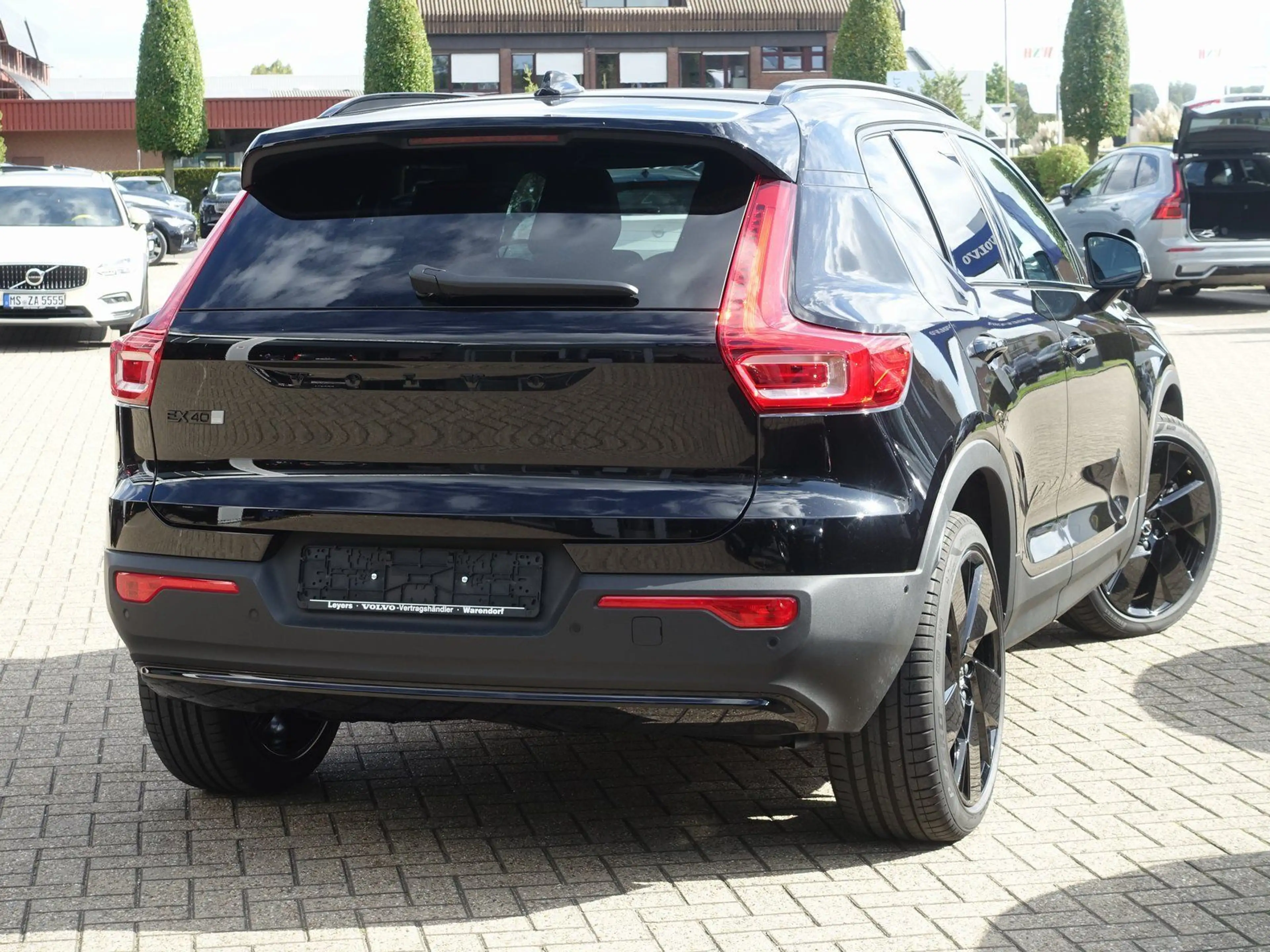Volvo EX40 Black Edition Plus Single Motor Extended — photo 2