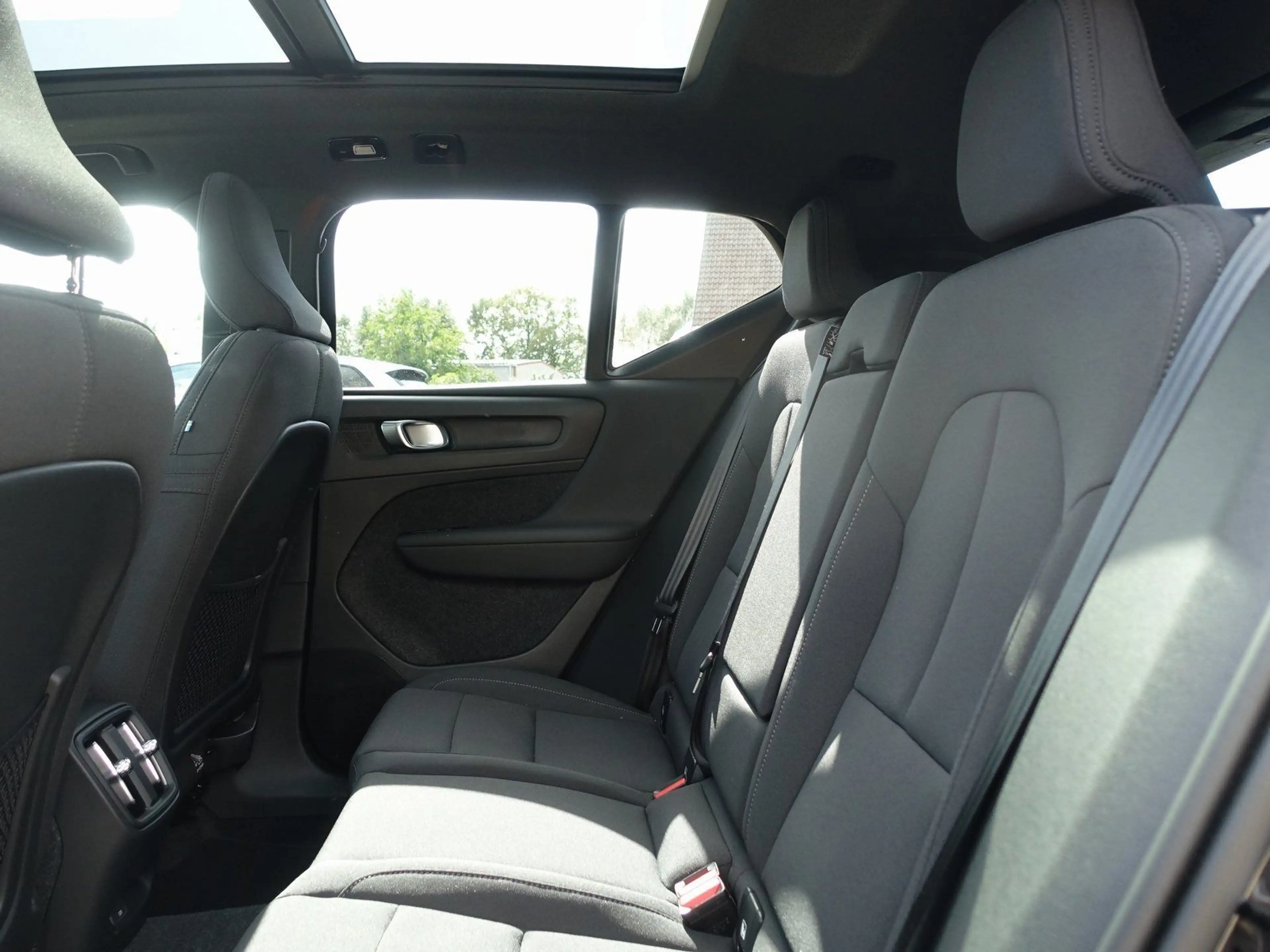 Volvo EX40 Black Edition Plus Single Motor Extended — photo 10