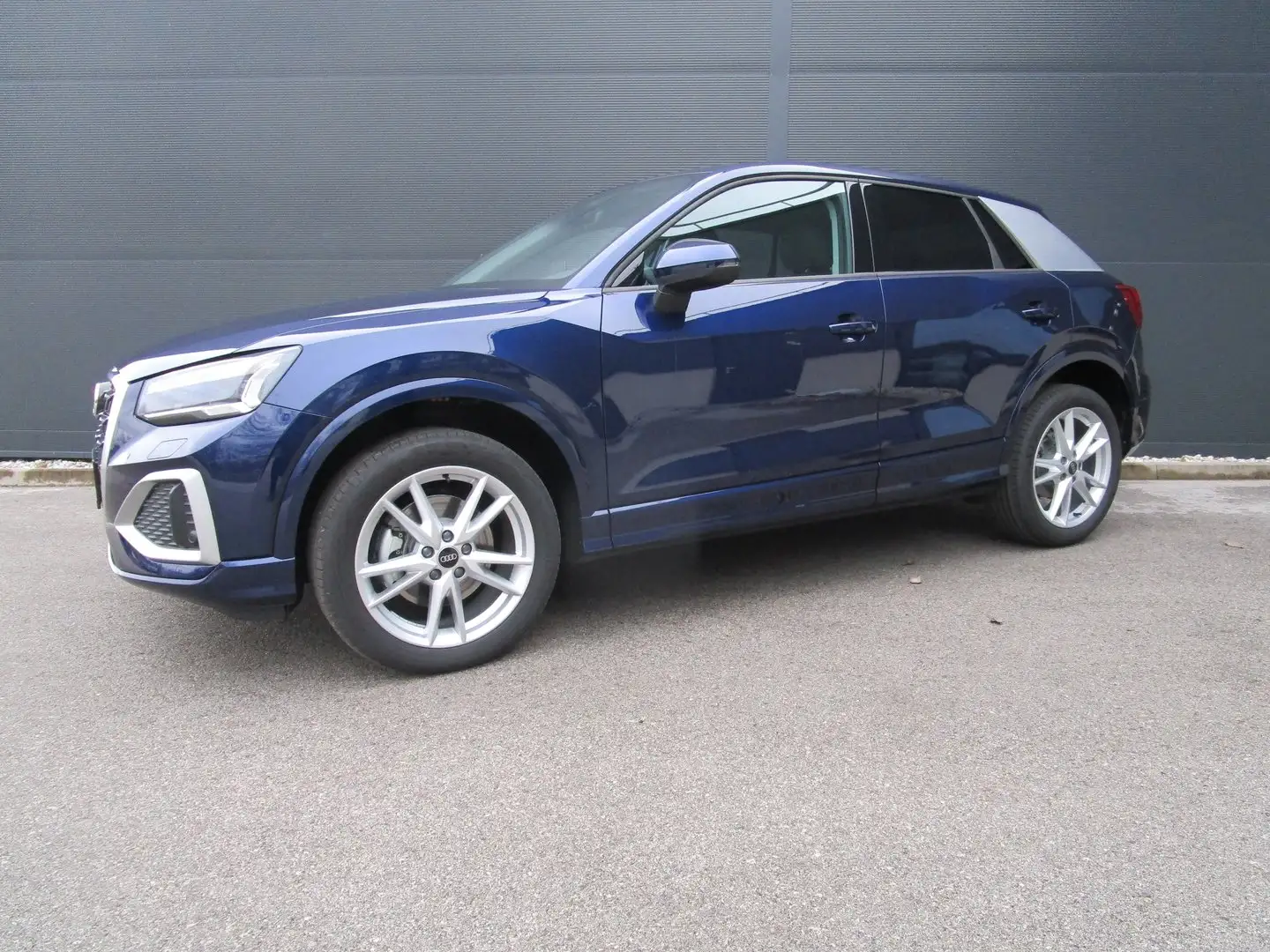Audi Q2 35 TDI admired Blau - 2