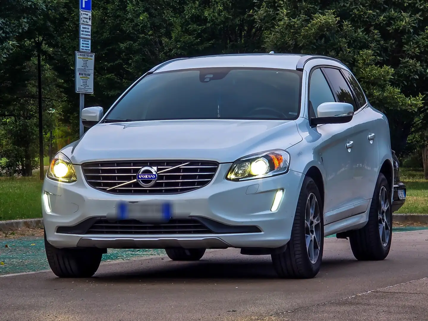 Volvo XC60 XC60 2.4 d4 Volvo Ocean Race awd 181cv geartronic Biały - 1