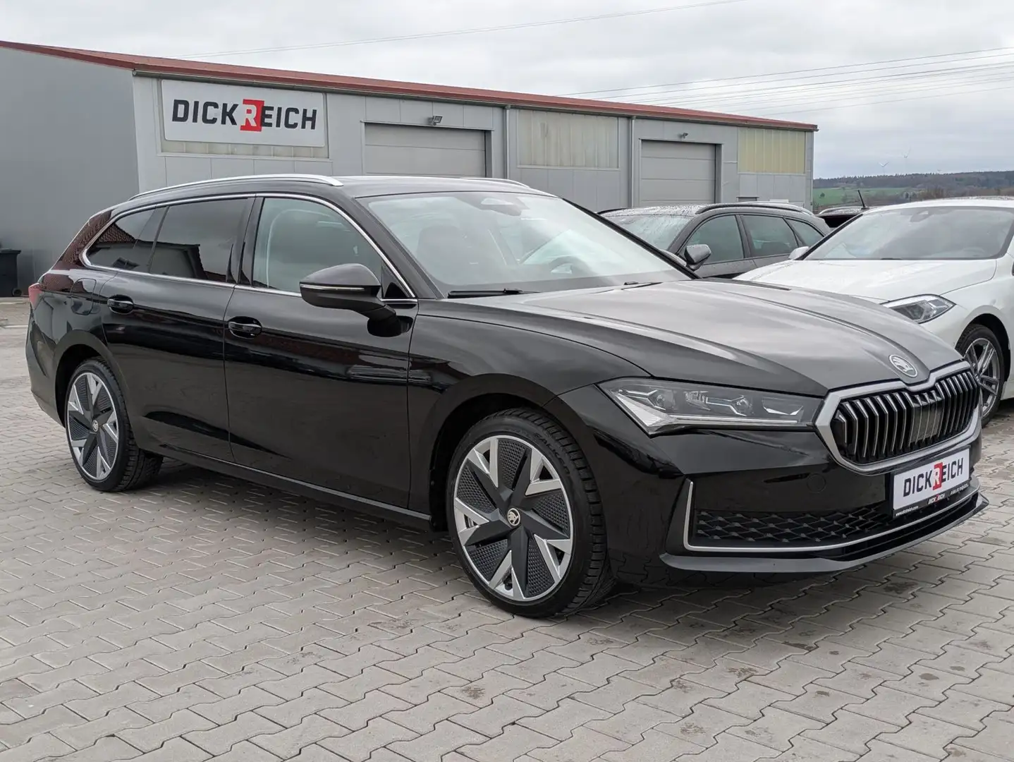 Skoda Superb 2.0 TDI 4x4 Selection MATRIX*AHK*PANO*19" Schwarz - 1