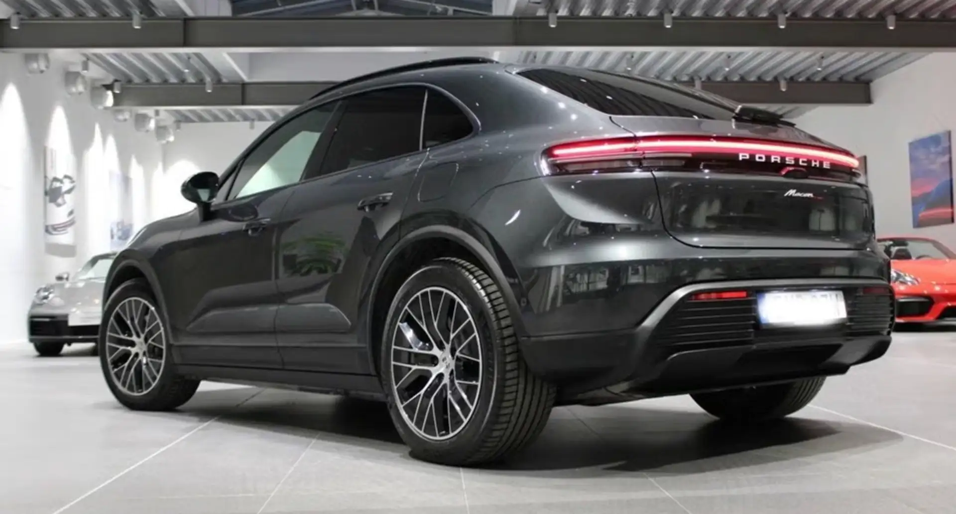 Porsche Macan Electric SPORT -HRONO *PANO Grau - 2