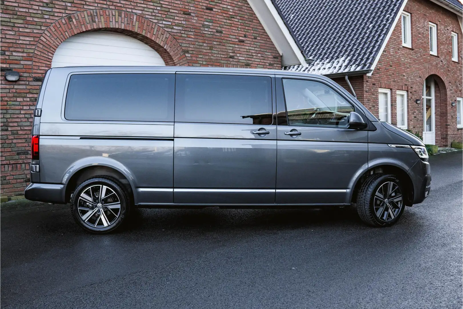 Volkswagen T6.1 Caravelle 2.0 TDI 204 PK DSG L2H1 A-Deuren ACC | LED | Leder Grijs - 2