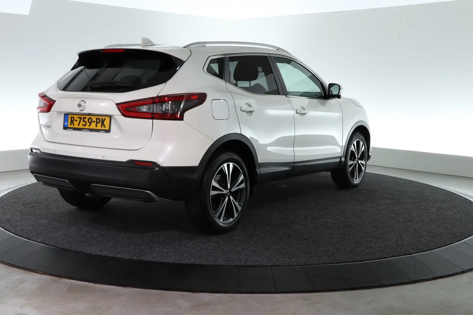 Nissan Qashqai 1.3 DIG-T N-Connecta | AUTOMAAT | PANO-DAK | CARPL Wit - 2