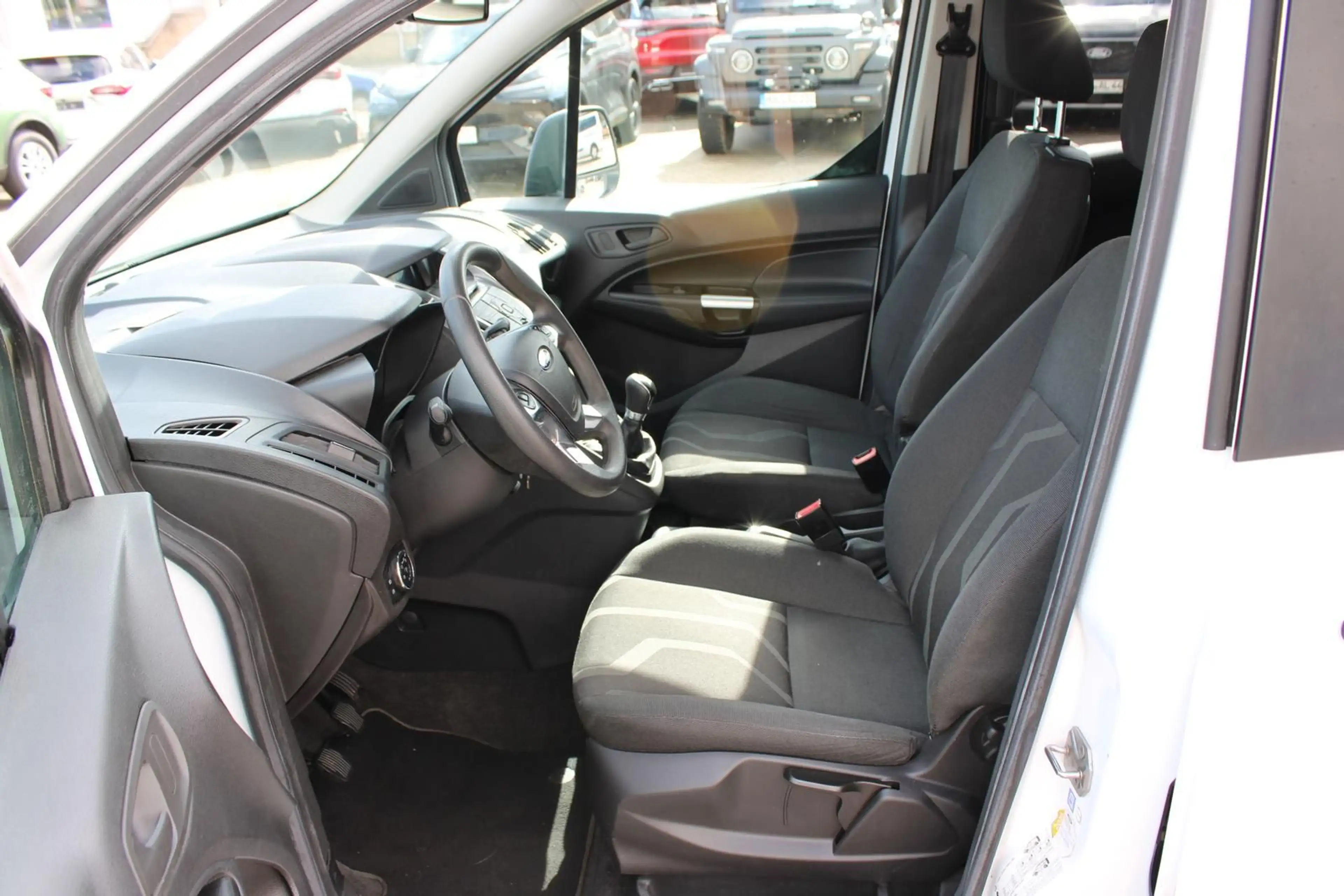 Ford Tourneo Connect 1.5 TDCi AHK Sitz/Scheiben Heiz. — photo 11