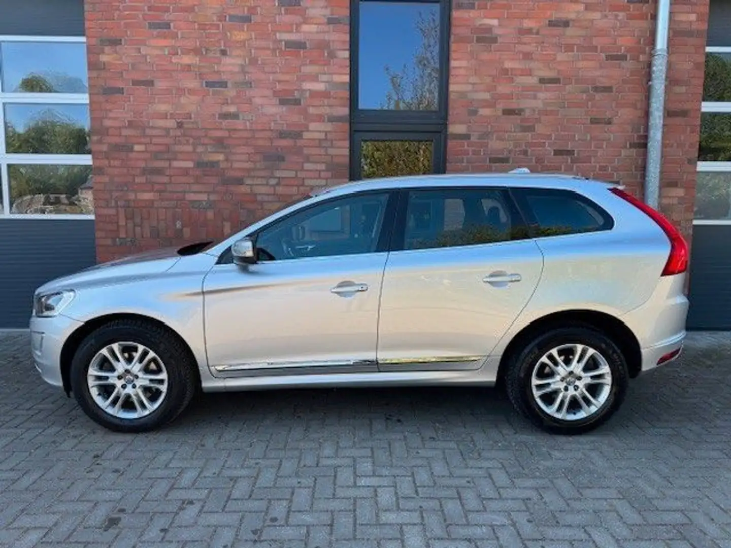 Volvo XC60 2.0D4 190PS 2WD AUT,LEDER,KAM,XENON,SUMMUM Plateado - 1