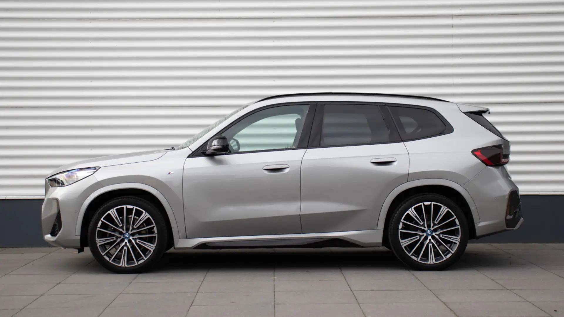 BMW iX1 xDrive30 M-Sport | Massage | Harman/Kardon | Panor Šedá - 2