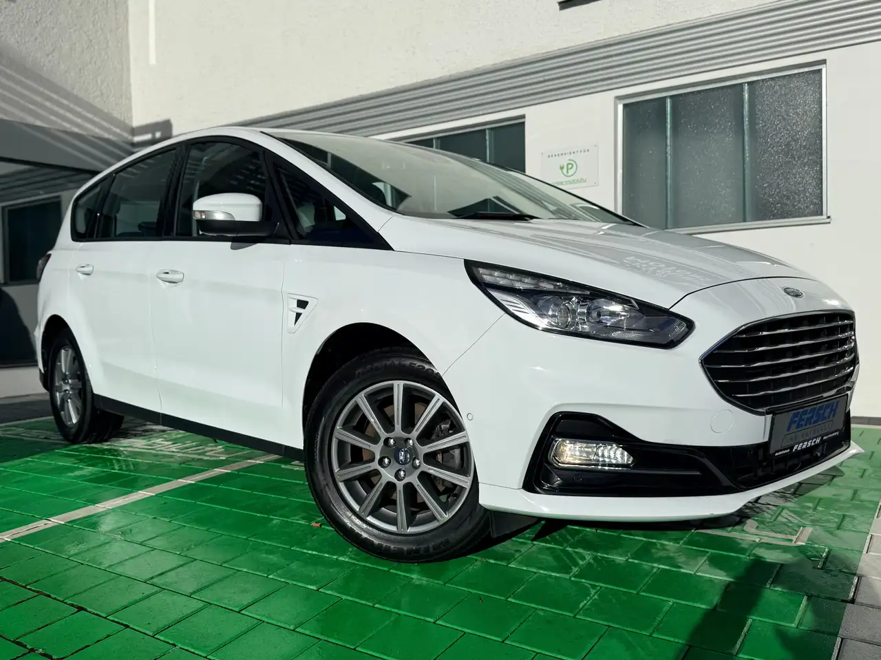 Ford S-Max FHEV Hybrid Edition Autom. m. Navi SYNC 3 uvm — миниатюра 1