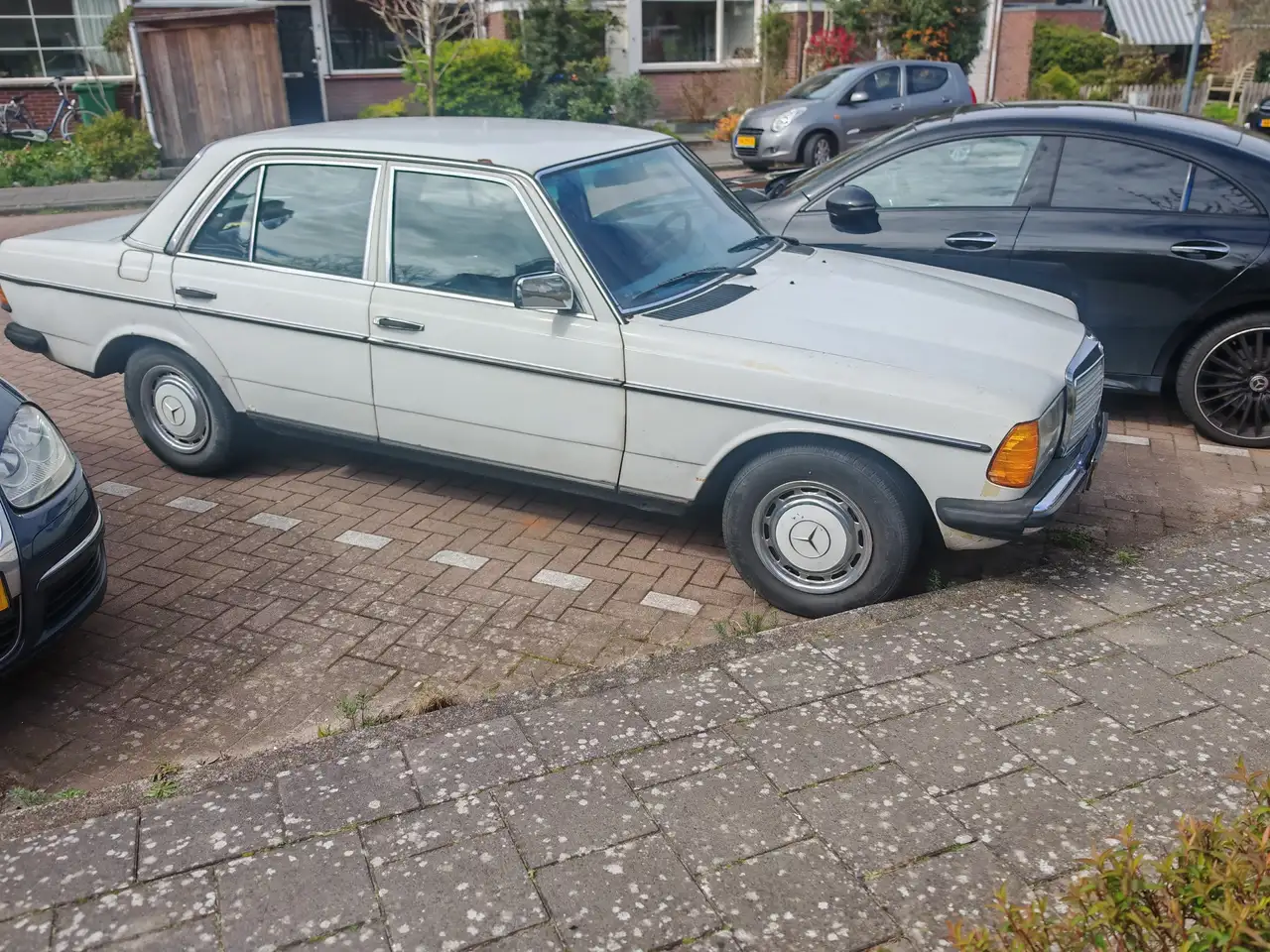 Mercedes-Benz 240, foto 2