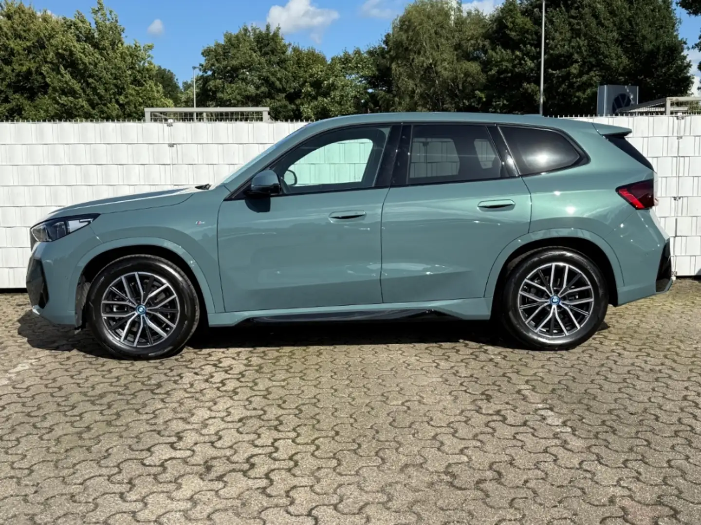 BMW iX1 xDrive30 M Sport HUD AHK Adap. LED Adap. M-Fahrwer Grün - 2