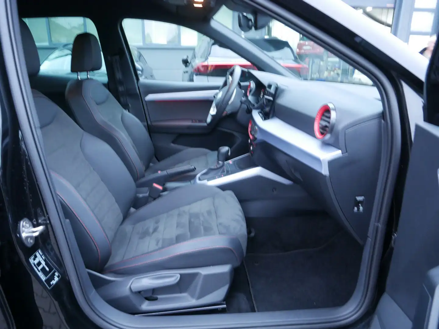 SEAT Arona 1.0 TSI FR KAMERA NAVI ACC FACEL. LED Schwarz - 2