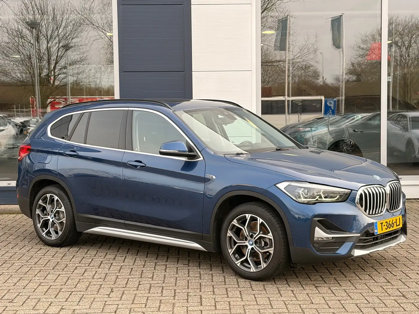 BMW X1 (f48) xDrive25e 220pk | Navigatie | Schuif/Kanteld Blau - 2