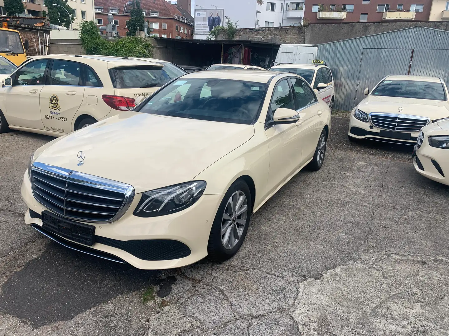 Mercedes-Benz E 200 E 200 d (213.012) Beige - 1