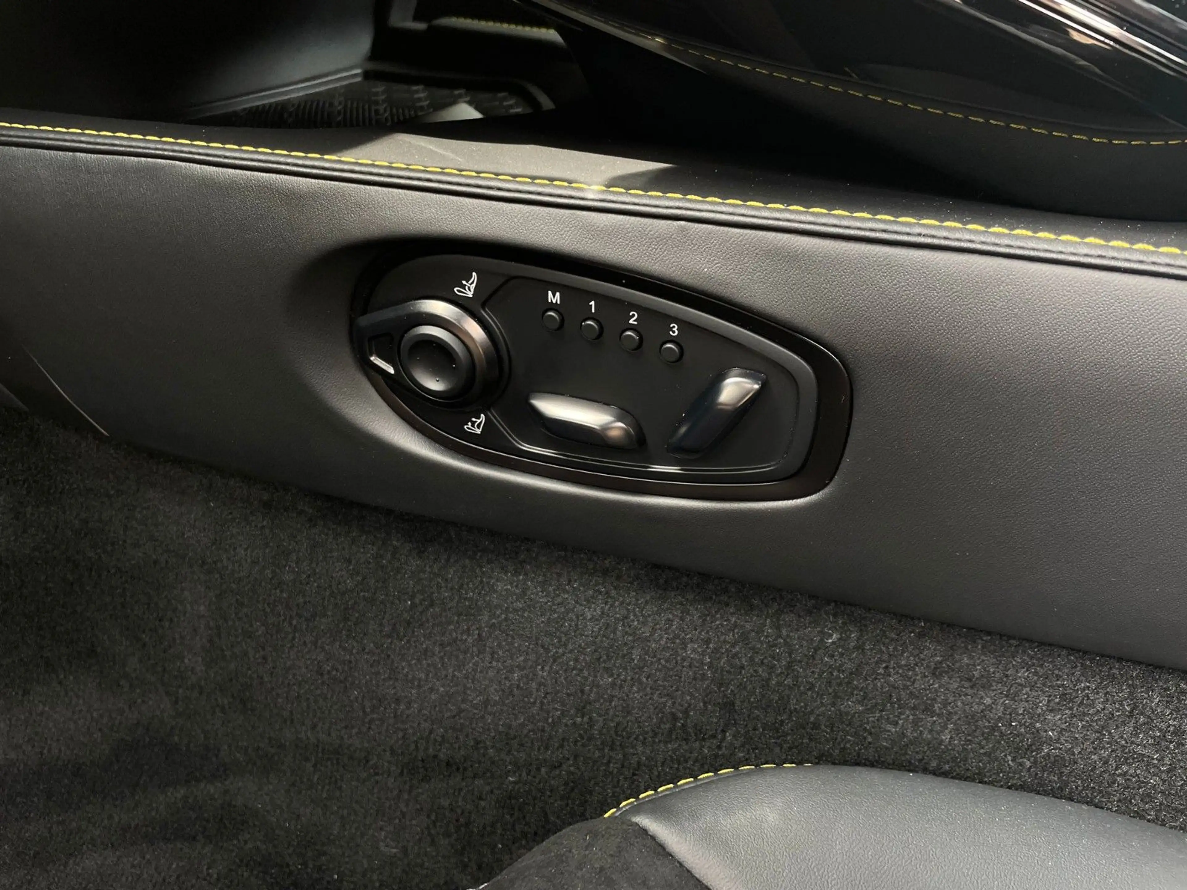 Aston Martin V8 MY25 / Carbon/ Soundsystem — photo 10