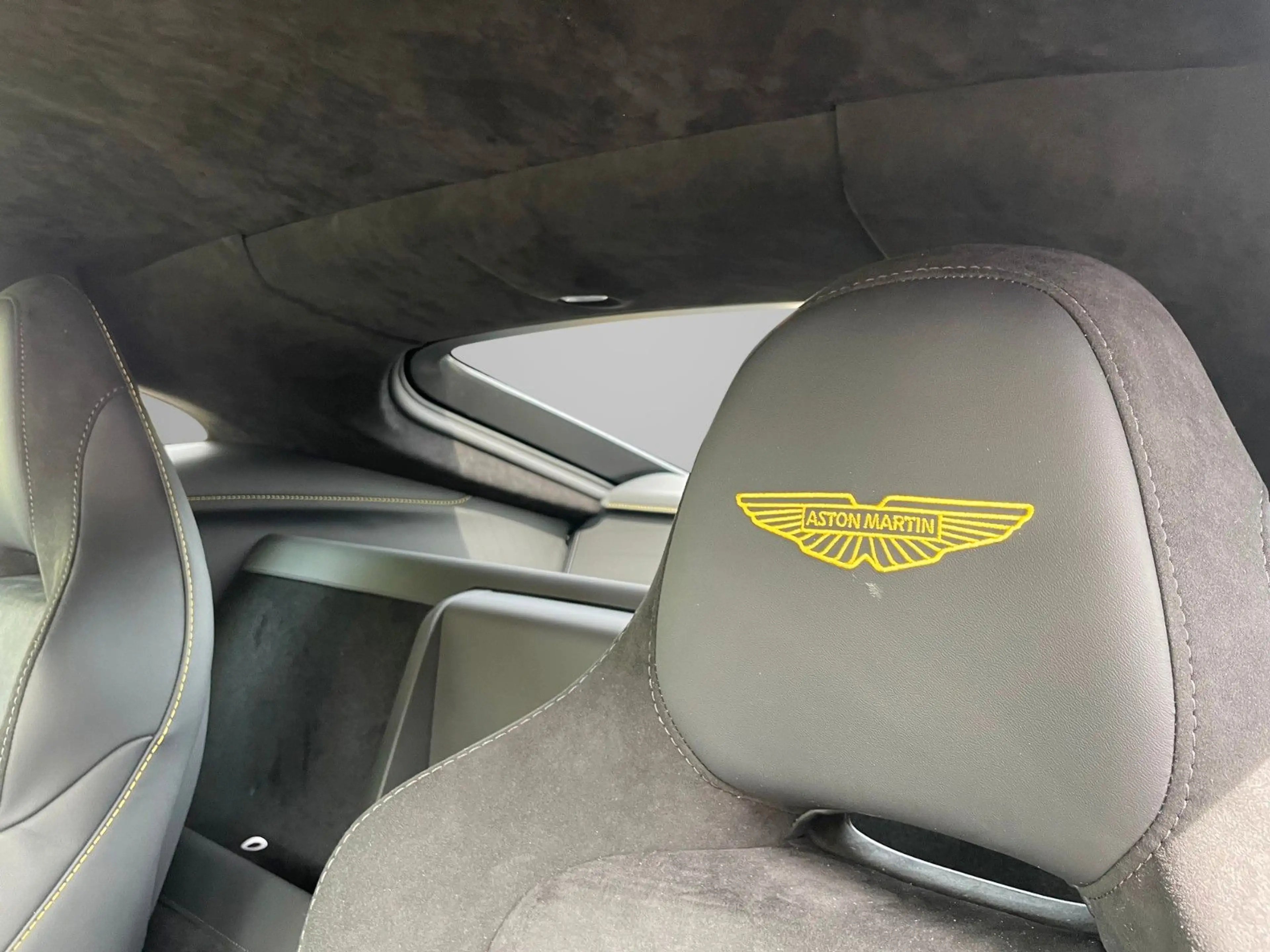 Aston Martin V8 MY25 / Carbon/ Soundsystem — photo 9