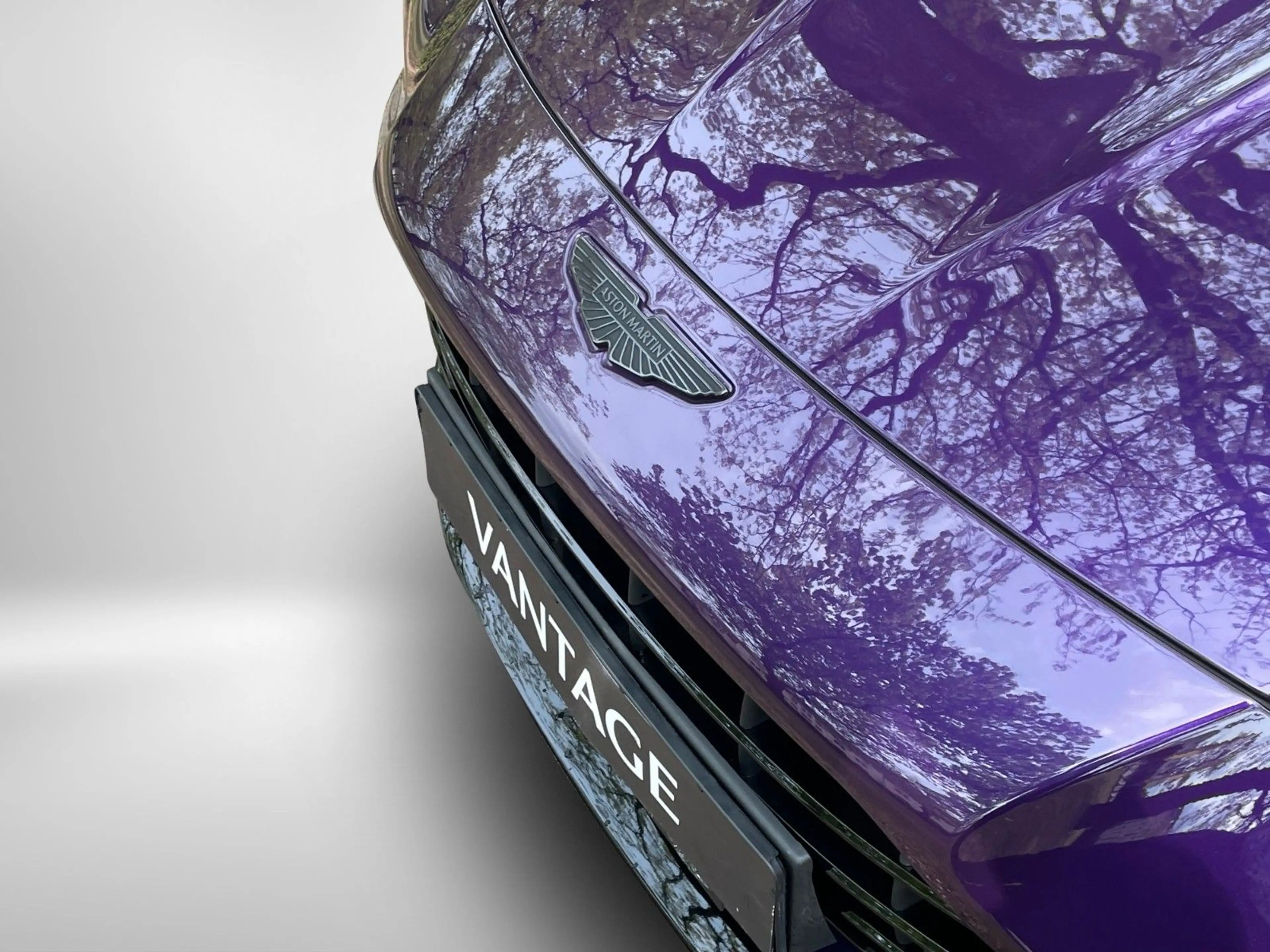 Aston Martin V8 MY25 / Carbon/ Soundsystem — photo 3