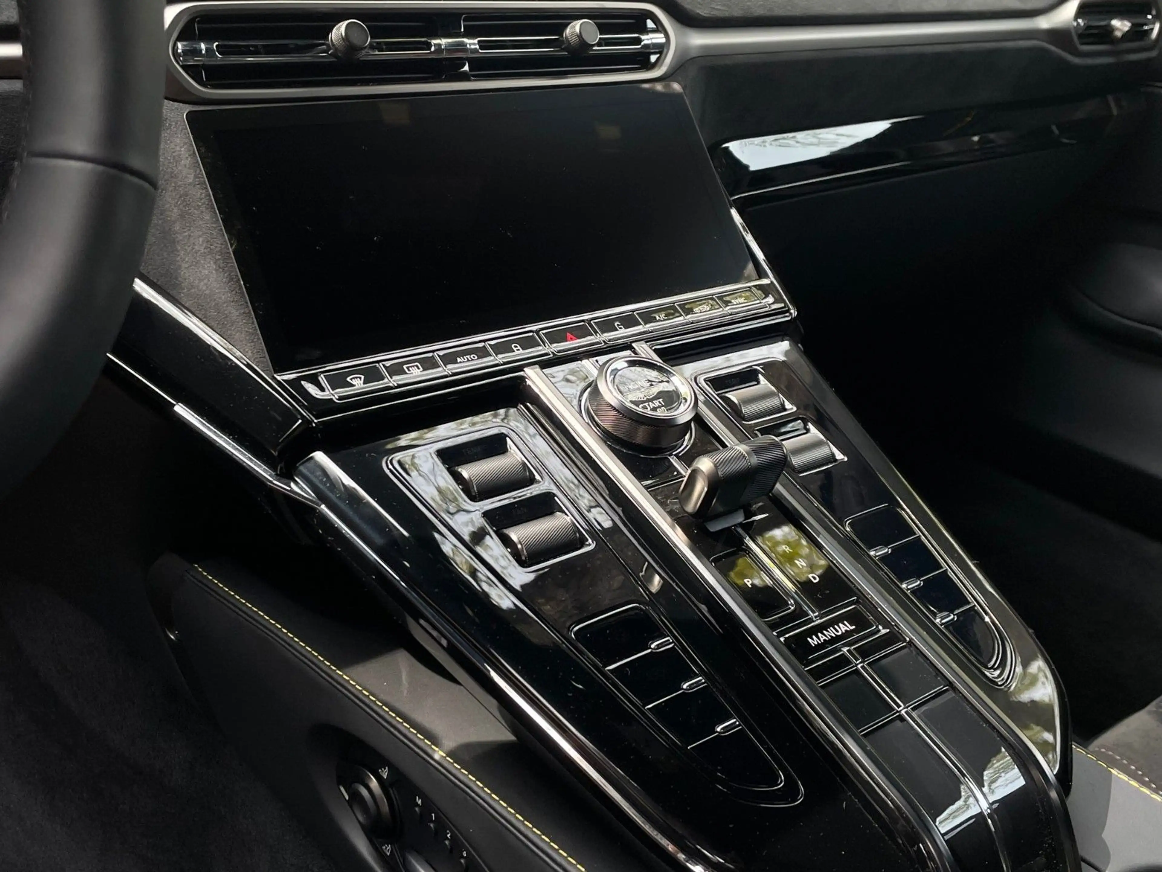 Aston Martin V8 MY25 / Carbon/ Soundsystem — photo 11