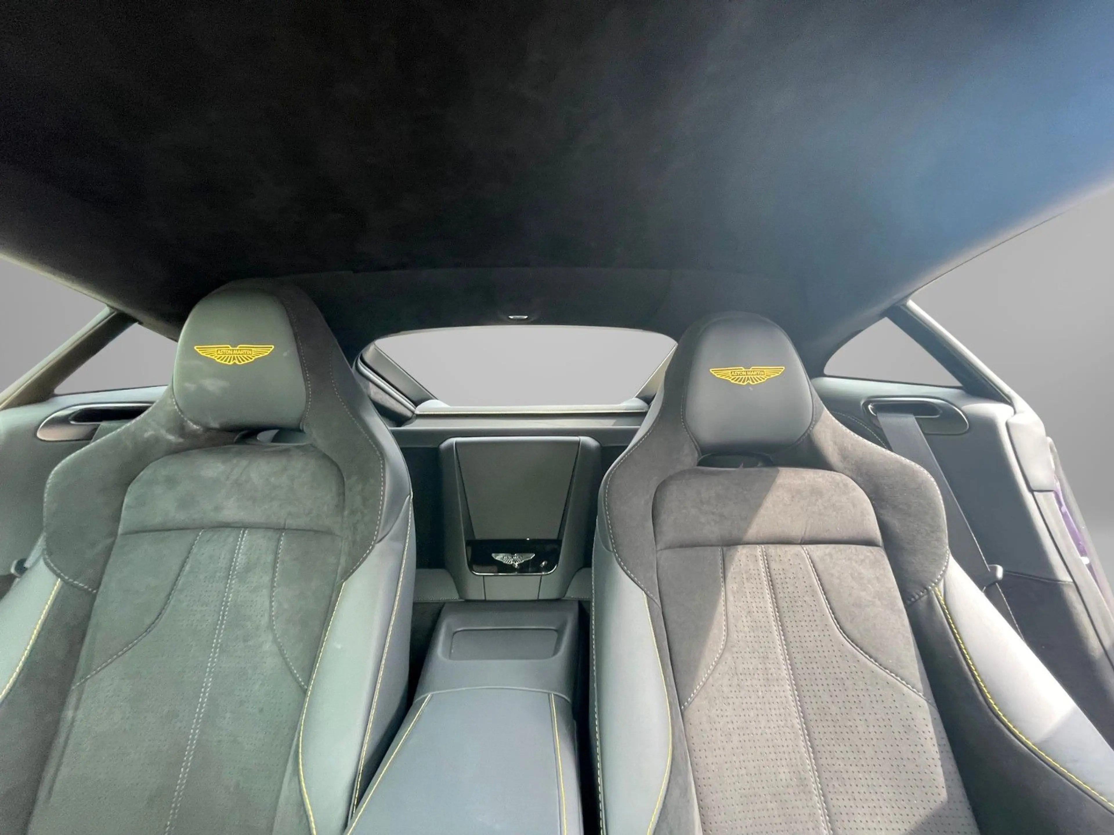 Aston Martin V8 MY25 / Carbon/ Soundsystem — photo 13