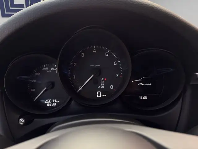 Porsche Macan view 11