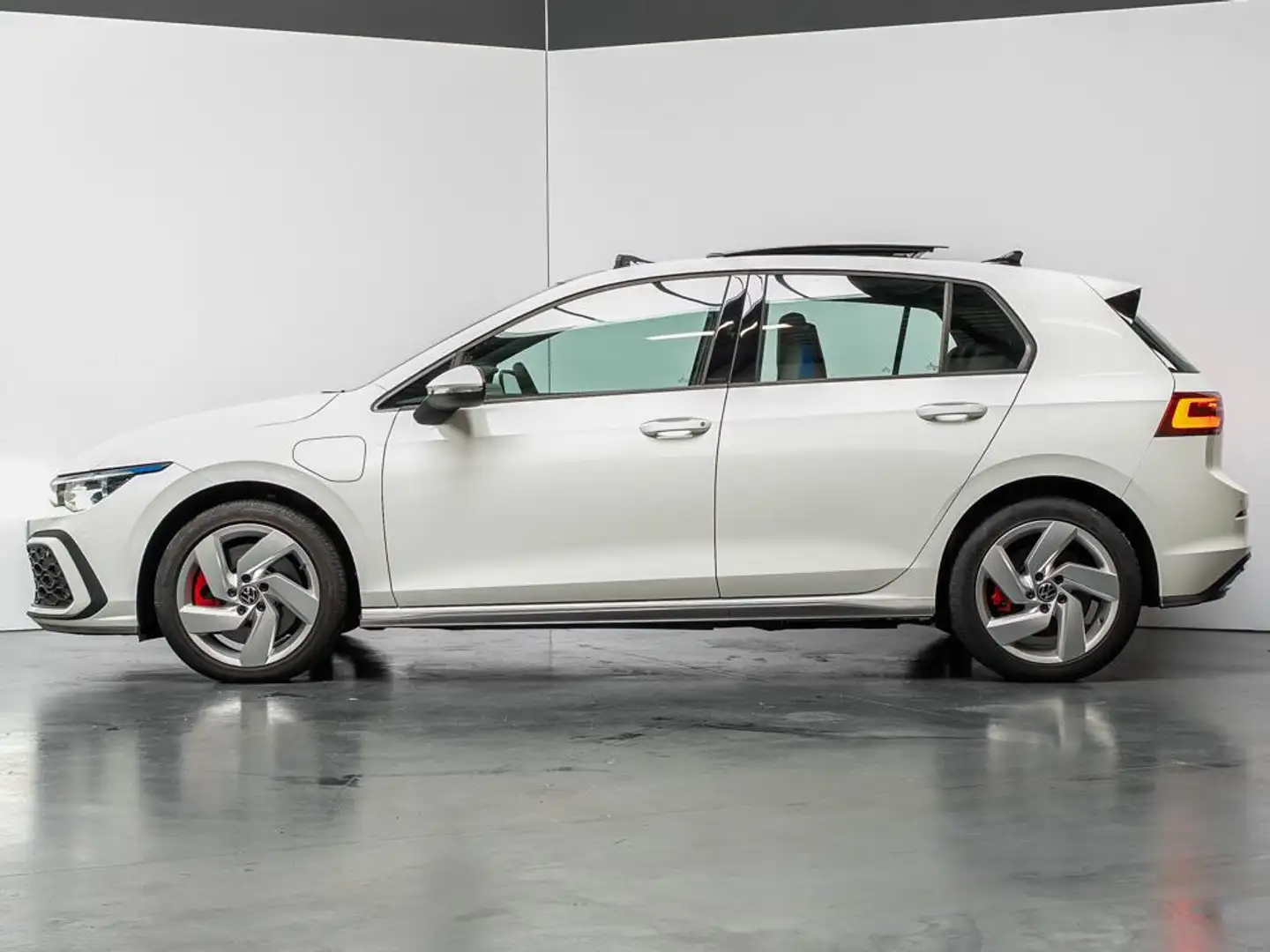 Volkswagen Golf GTE | 245PK | Pano | Matrix-LED Wit - 2
