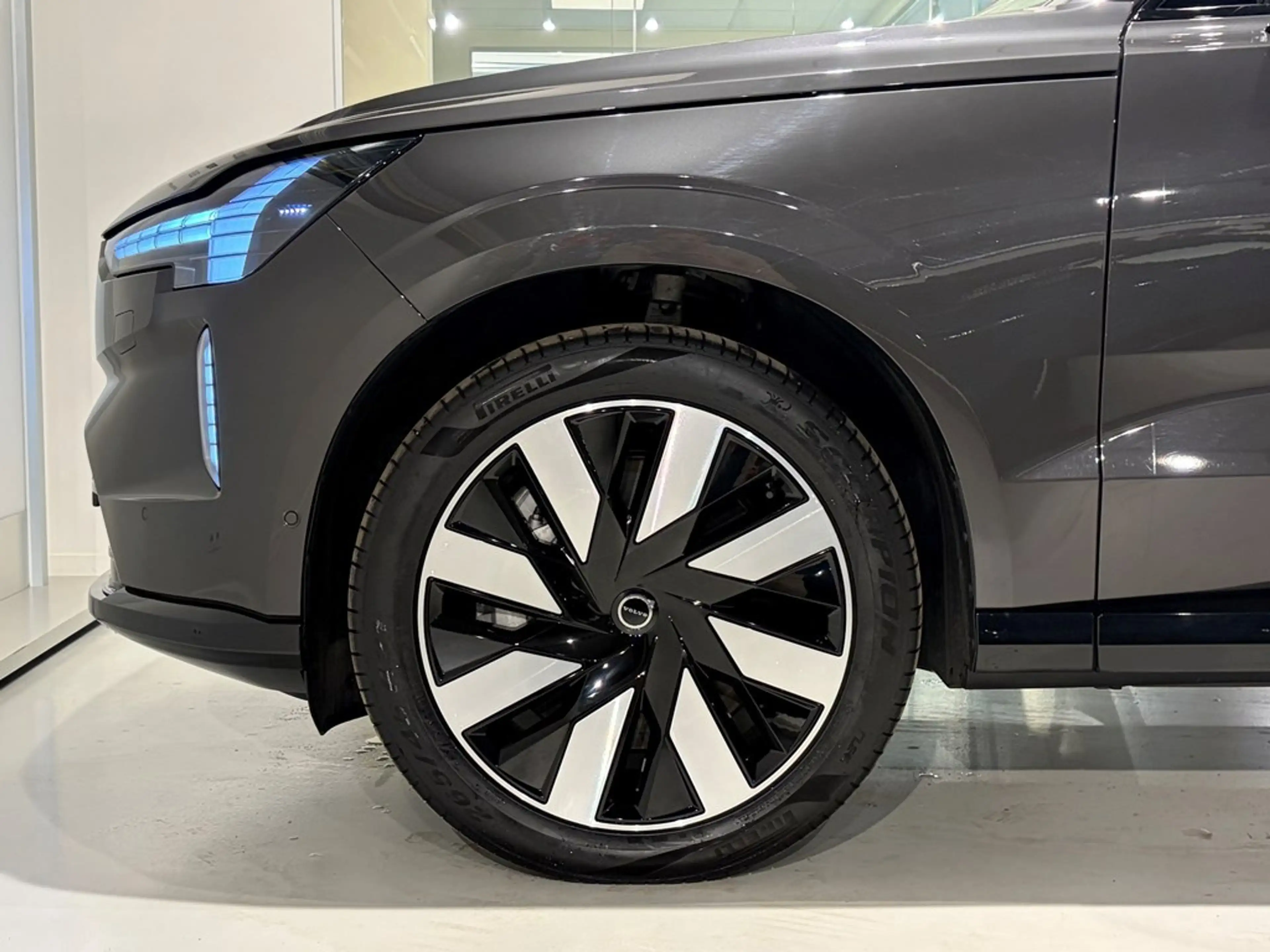 Volvo EX90 Ultra Twin Motor + LUCHTVERING/B&W — photo 3