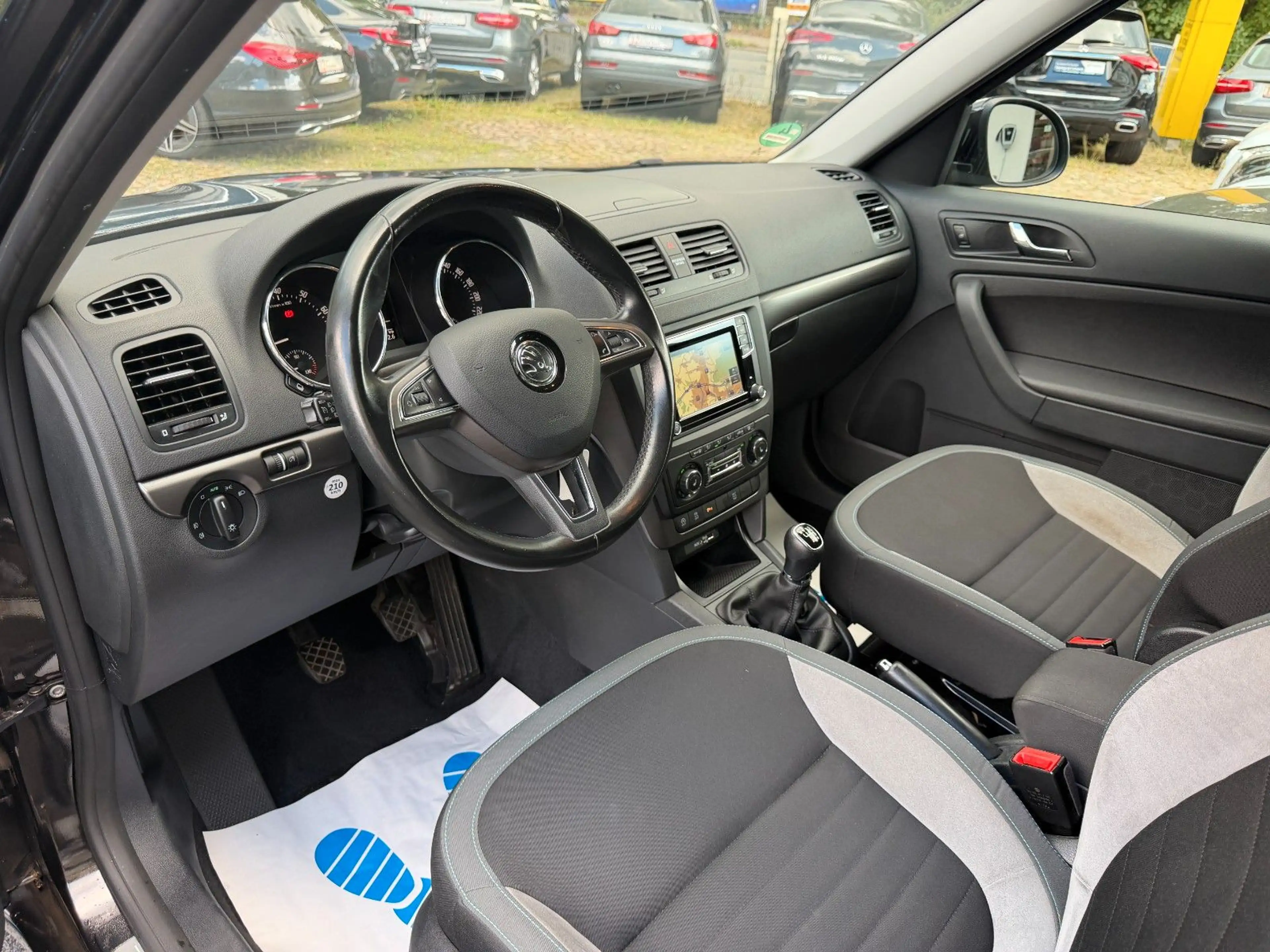 Skoda Yeti Joy NAVI/TEMPOMAT/BIXENON/SHZ/PDC — photo 12