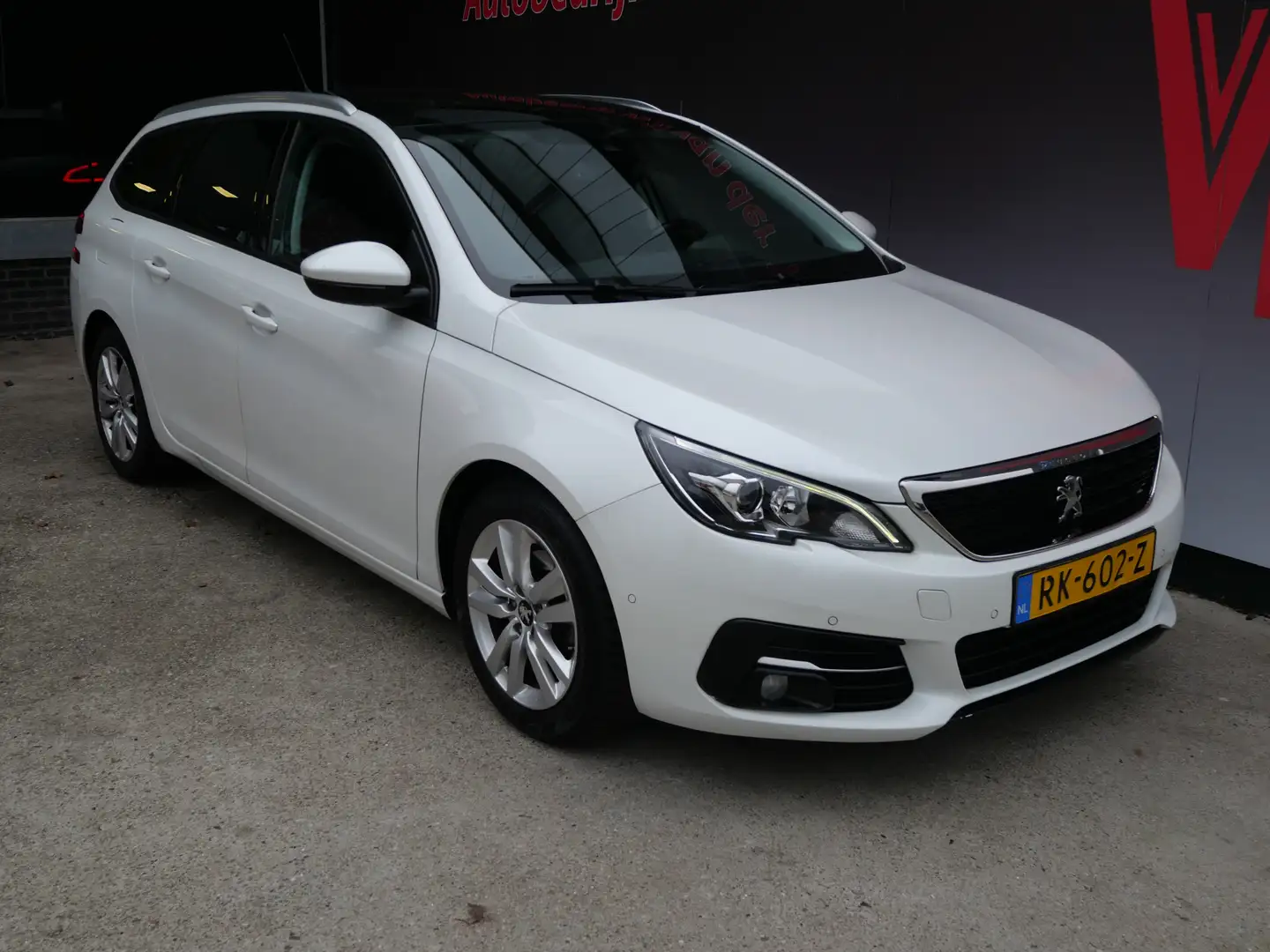 Peugeot 308 SW 1.2 PT EXECUTIVE | PANORAMA | TREKHAAK | CARPLA Wit - 2