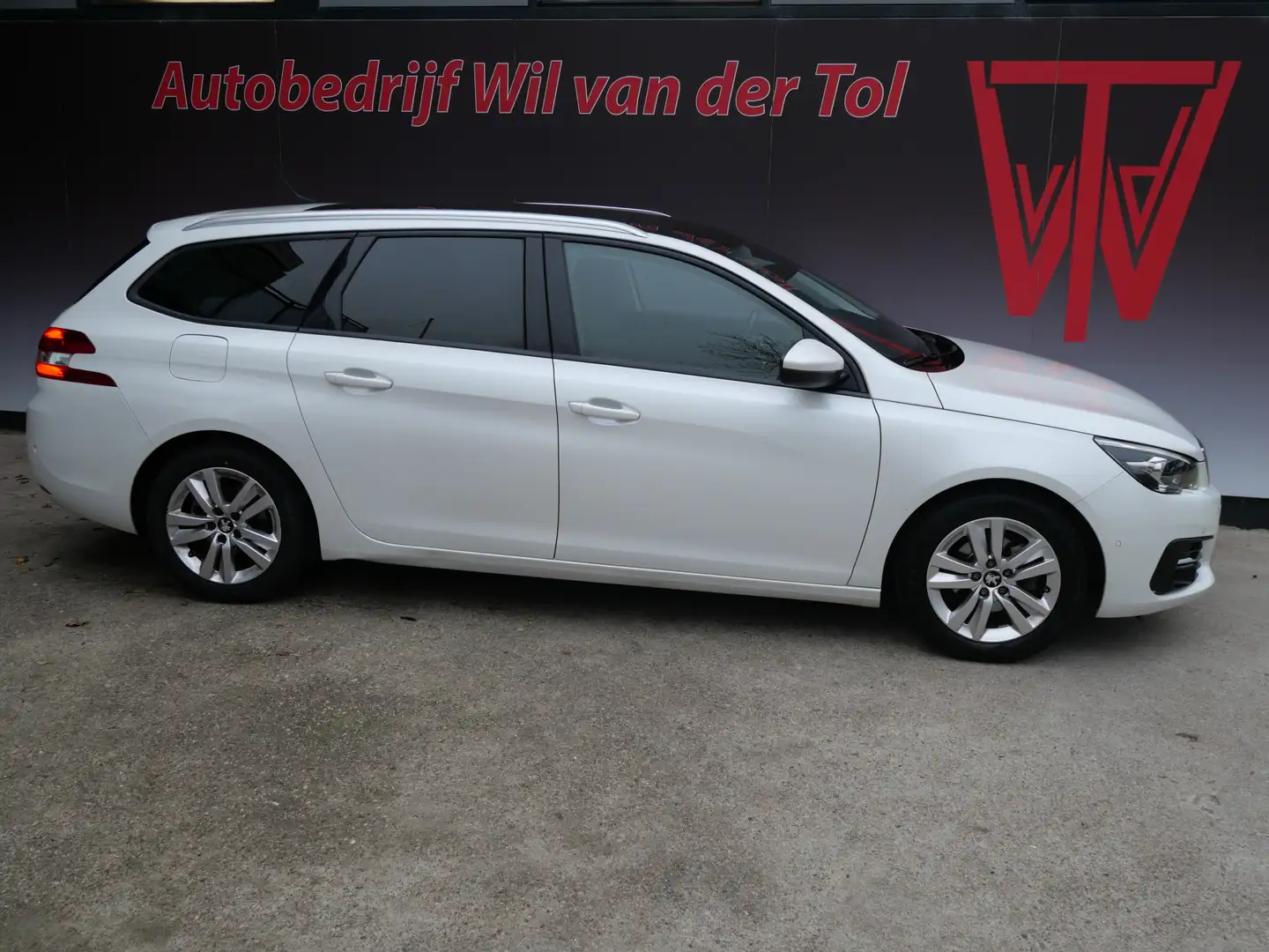 Peugeot 308 SW 1.2 PT EXECUTIVE | PANORAMA | TREKHAAK | CARPLA Wit - 1