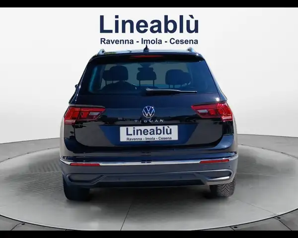 Volkswagen Tiguan view 4