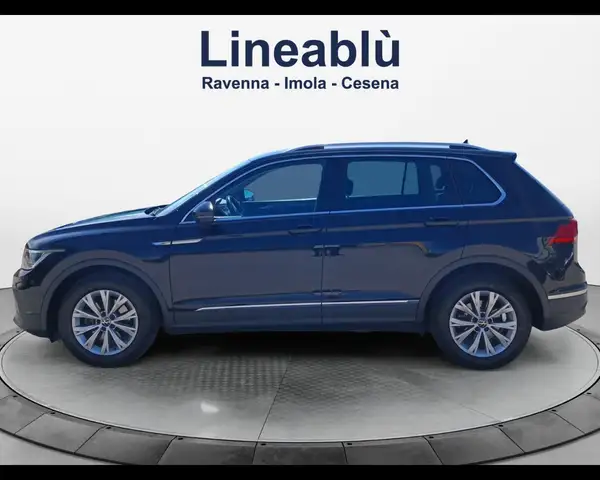Volkswagen Tiguan view 2