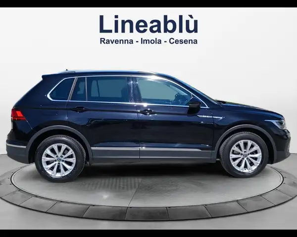 Volkswagen Tiguan view 6