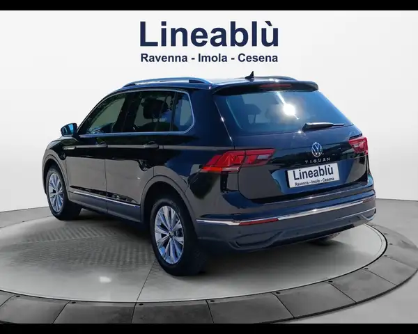 Volkswagen Tiguan view 3