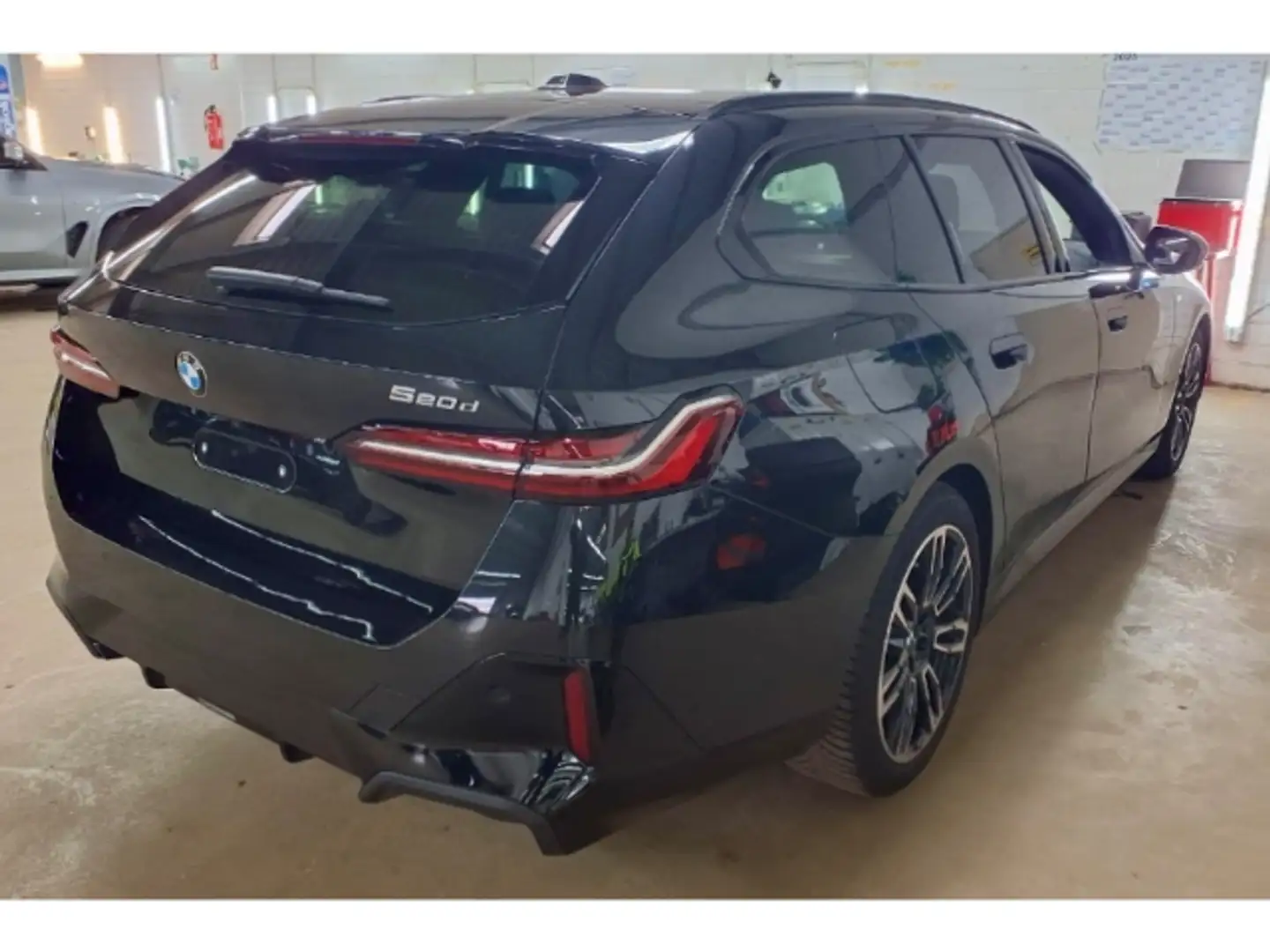 BMW 520 d Touring M Sport AHK StandHzg H/K PAProf Travel+C Schwarz - 2
