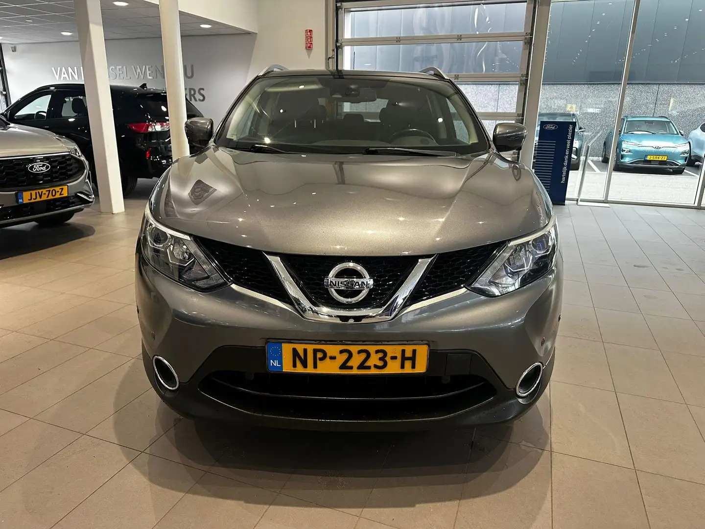 Nissan Qashqai 1.6 Tekna | GLAZEN DAK | 17" LMV | 360 CAMERA | NA Grijs - 2