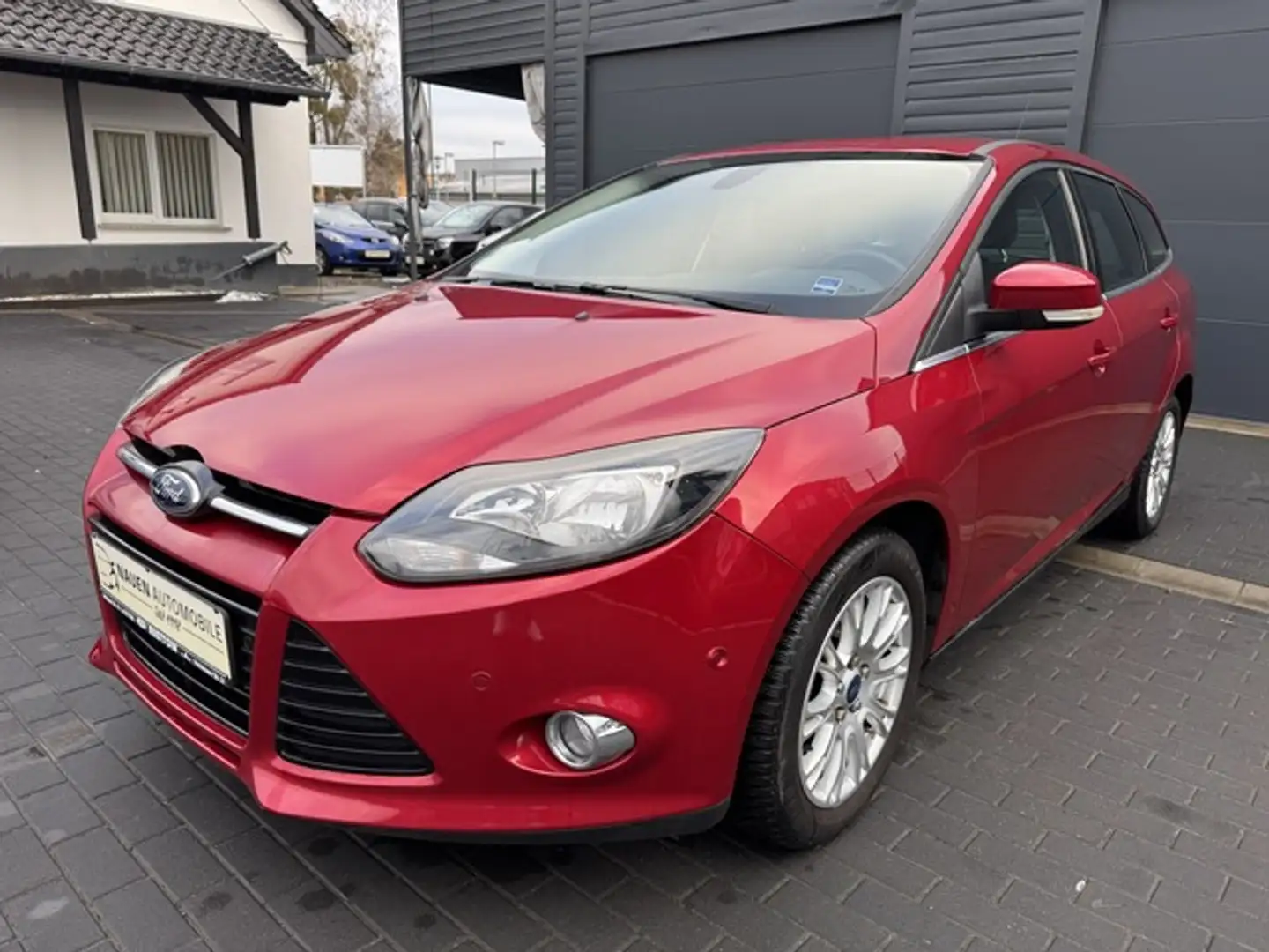 Ford Focus Turnier Titanium +Tempomat+1.Hsnd++49Tkm++ Rouge - 1